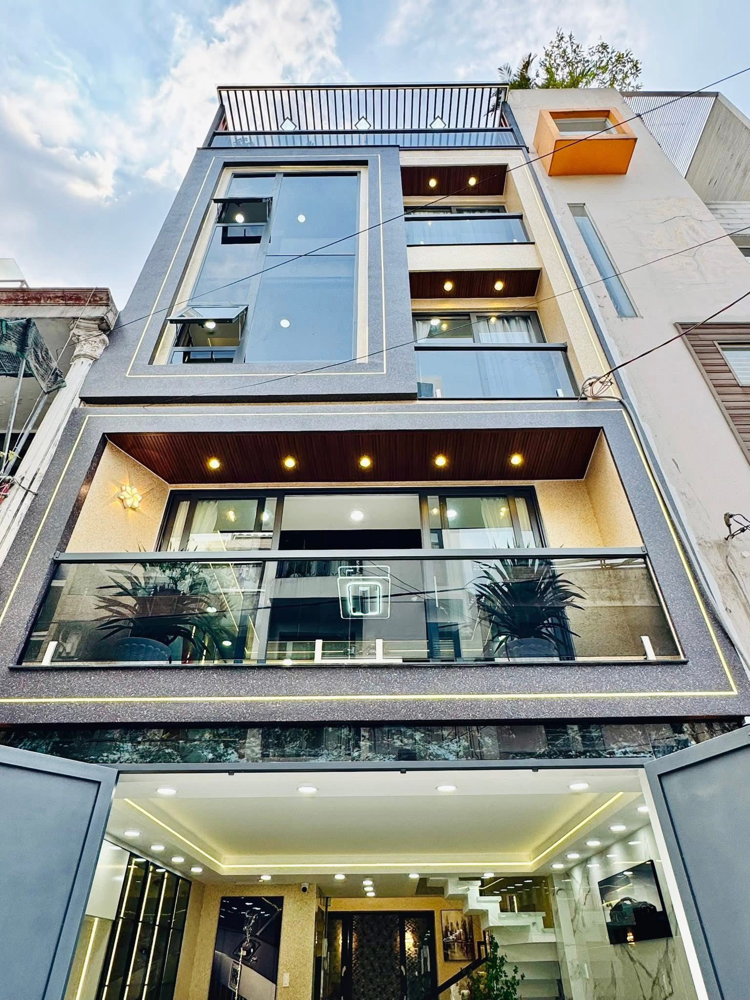 Bán nhà nhanh cho cô chú đi định cư nước ngoài. Lê Quý Đôn, p9, Q3. Giá 4tỷ900tr . DT 95m2 (5x19m). hẻm 8m. Cho thuê 19tr/tháng. Sổ Hồng Riêng chính chủ. 4L-4PN-5WC