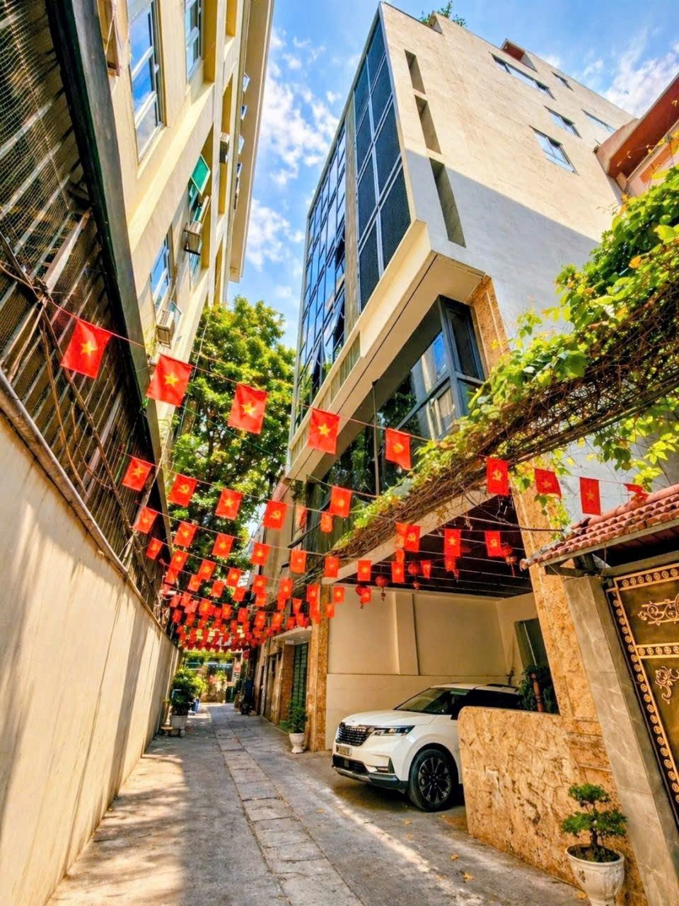 Tòa nhà văn phòng 9 tầng khu Bách Khoa – Ngõ ô tô kinh doanh – 235m2 hầm rộng, dòng tiền khủng