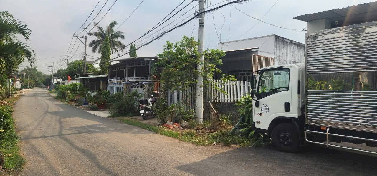 Bán nhà 3 phòng ngủ MT đường Lê Thị Siêng xã Tân Thông Hội Củ Chi TPHCM, DT: 5x30m.