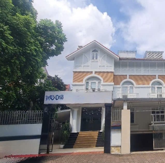 Chính chủ cần bán Biệt Thự mặt tiền Lê Trọng Tấn. 240m2 giá 65tỷ TL. Kết cấu 3 tầng. Đang có hđt cố định.