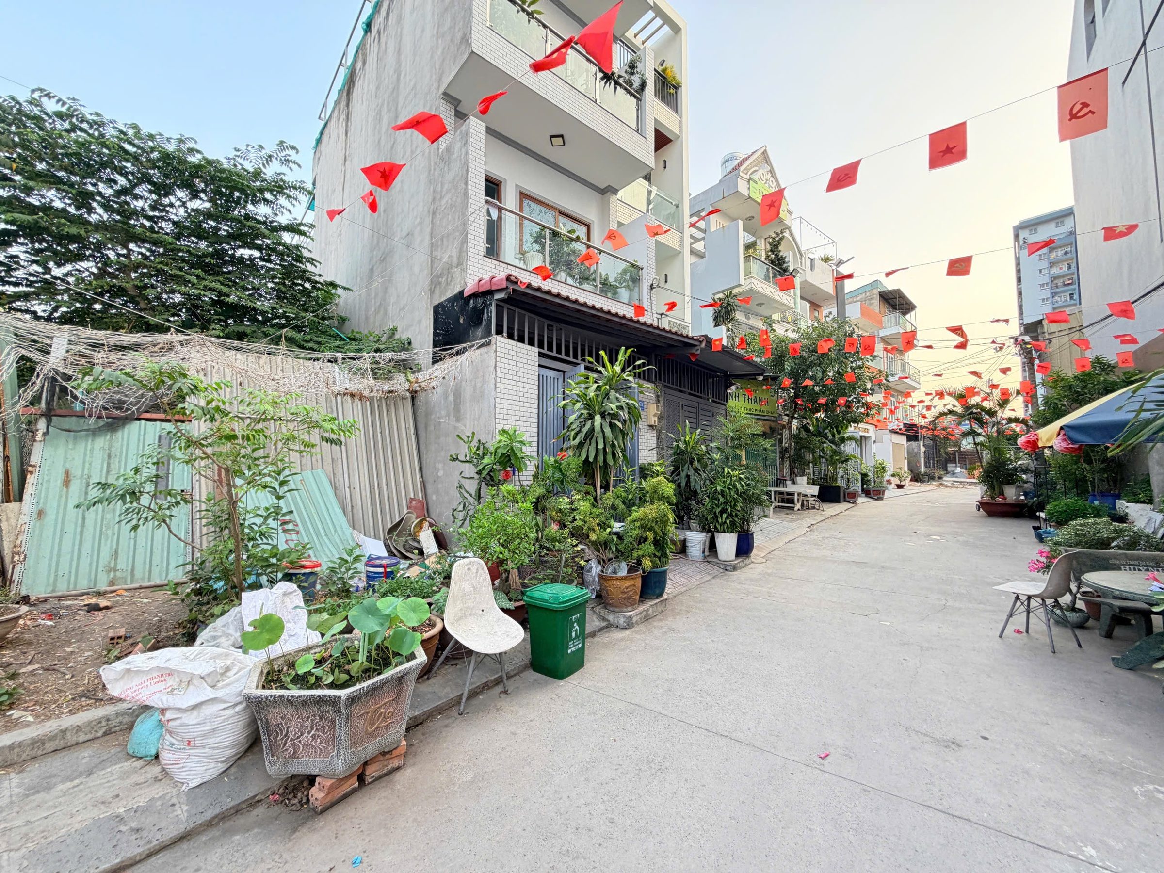 500 - LÔ ĐẤT ĐẸP - NGAY HOÀNG DIỆU ĐH SƯ PHẠM KĨ THUẬT CPXD 4 TẦNG - Gần GA METRO