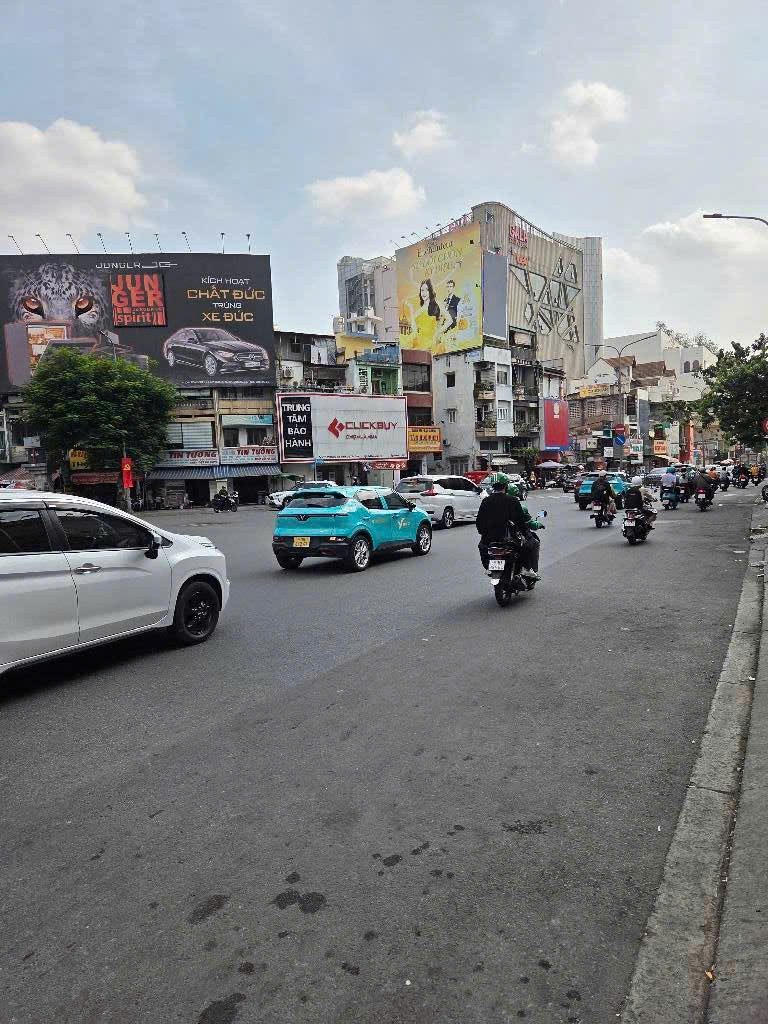 SIÊU PHẨM SÁT MẶT TIỀN HOÀNG VĂN THỤ – CÁCH 1 CĂN RA ĐƯỜNG LỚN – NGAY LĂNG CHA CẢ – HẺM 190 – 5 TẦNG NỞ HẬU