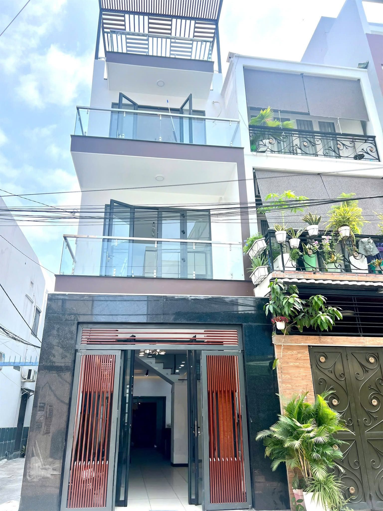 🔥 Bán gấp nhà đẹp ngay đường Trần Quang Diệu giá chỉ 3 tỷ 570 ở Q.3, 70m². SHR hẻm xe hơi thông 🔥