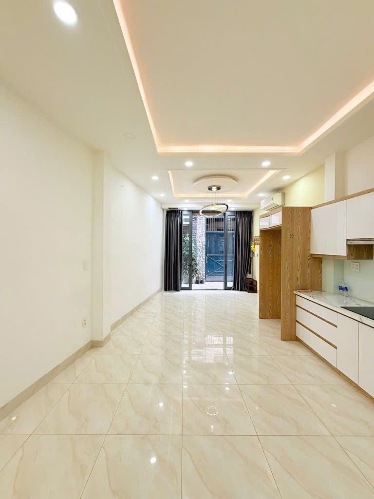 KINH ĐÔ THỜI TRANG LÊ VĂN SỸ - HUỲNH VĂN BÁNH PHÚ NHUẬN - 4 TẦNG BTCT MỚI ĐẸP Ở NGAY