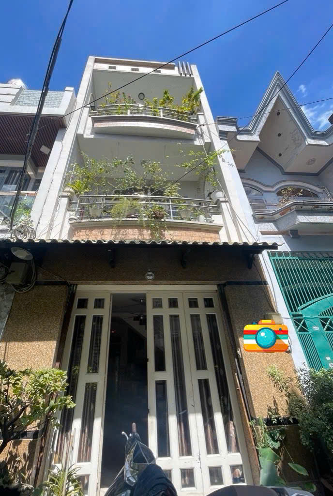 Nhà 3 tầng đúc. Ngay gần công viên Làng Hoa