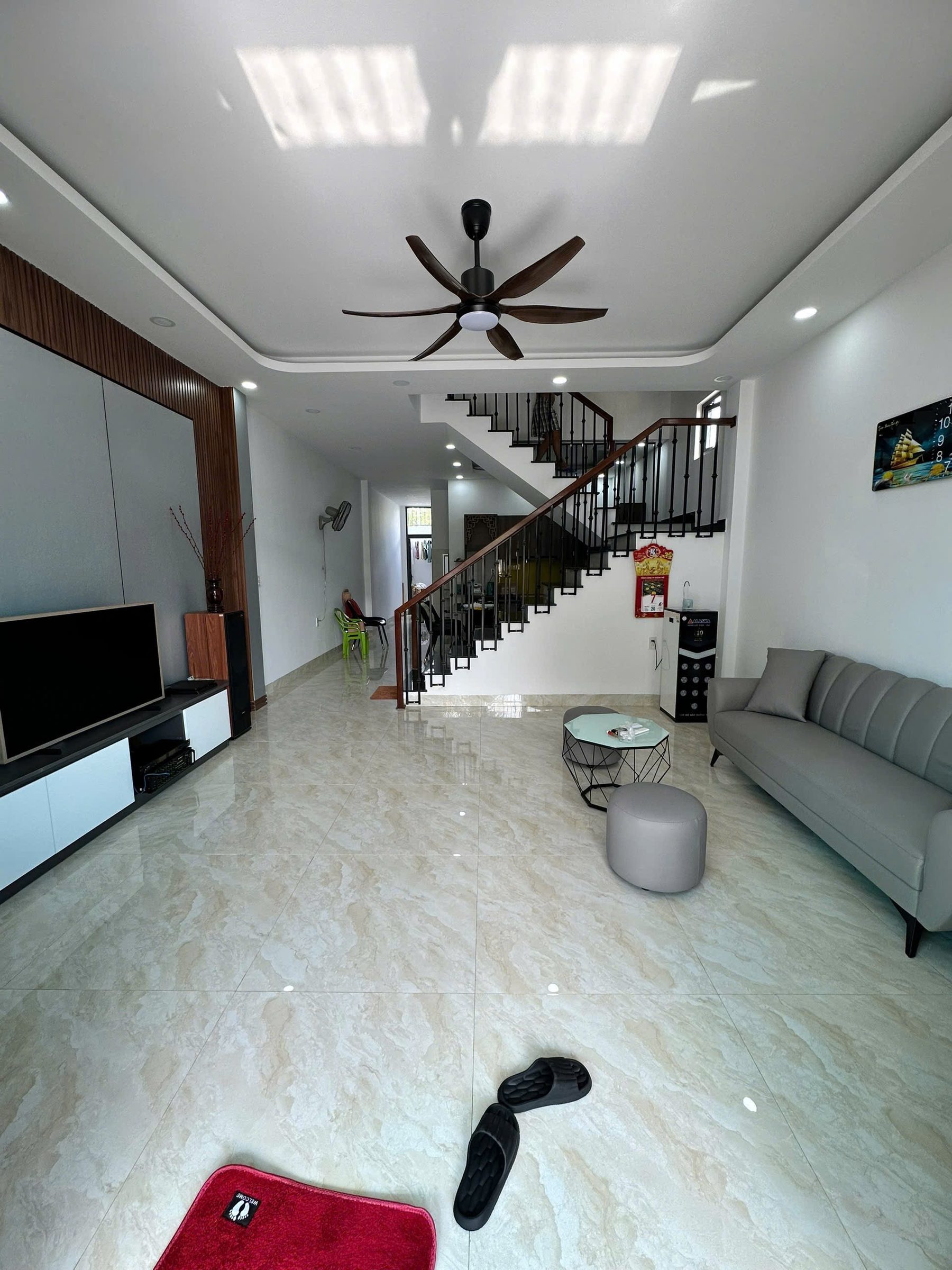 Nhà 2 tầng đẹp kiên cố - Hẻm Liên Hoa, Phường Tây Nha Trang 

📐Diện tích : 100m2 ngang 5m 
- Hướng  đông nam 
🏠Kết cấu 1 trệt 1 lầu: 3PN, 3toilet , phòng khách, bếp…
📕Pháp lý: sổ đỏ (có GPXD)

💰💰Giá bán: 3tỷ 950triệu