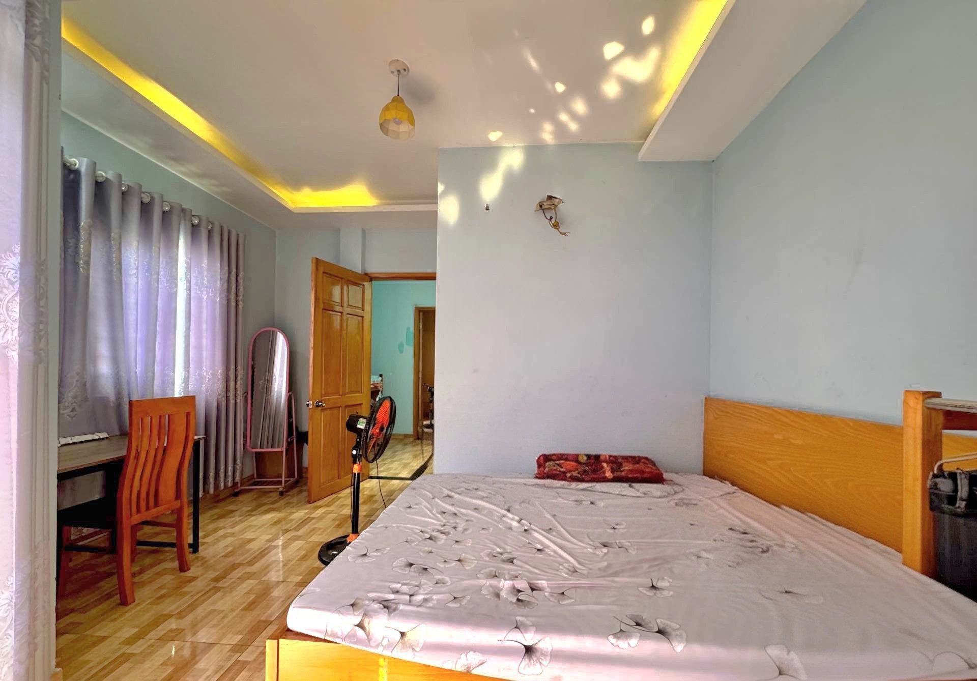 BÁN NHÀ ĐẸP CẠNH TÂ.N KỲ TÂN QUÝ - HẺM XE HƠI - ( 5.6X16M )