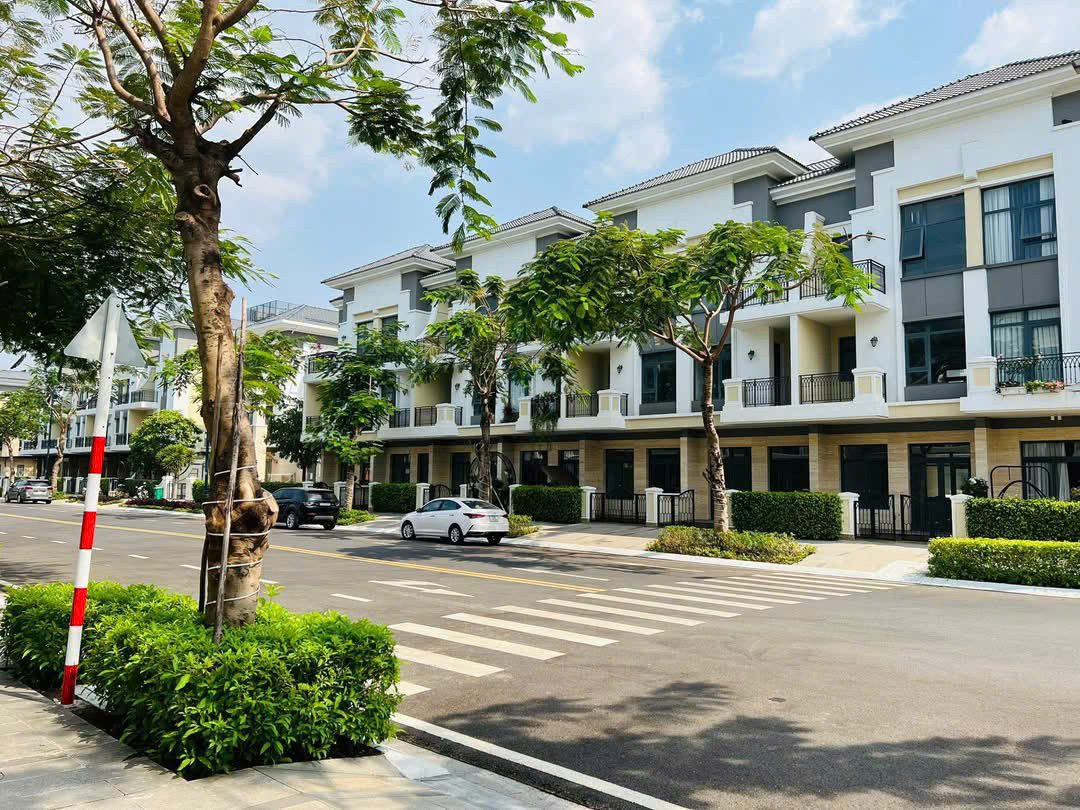 Chủ gửi bán gấp biệt thự sân vườn cao cấp Verosa Park Khang Điền - full nội thất cao cấp