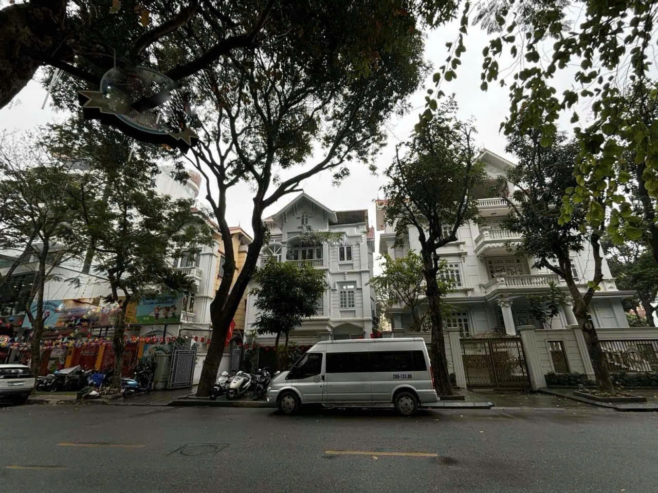 Cho Thuê Biệt Thự Bán Đảo Linh Đàm 252M² 3,5 Tầng - Vỉa Hè 3,5M - Ở, Kinh Doanh Đỉnh - Giá Thuê 100tr/th