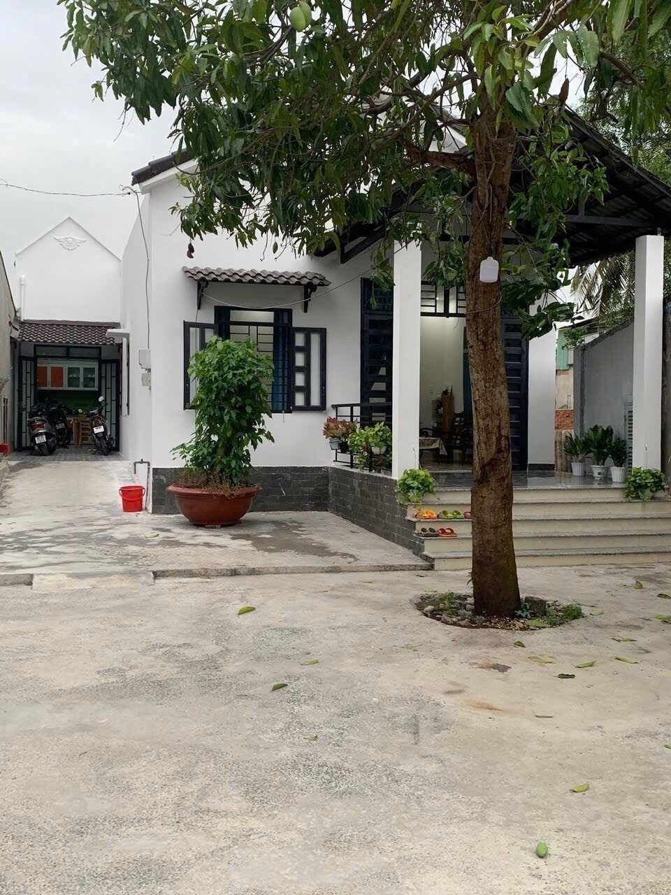 Mặt tiền đường - 606m2 - giá cực kì tốt - sổ riêng