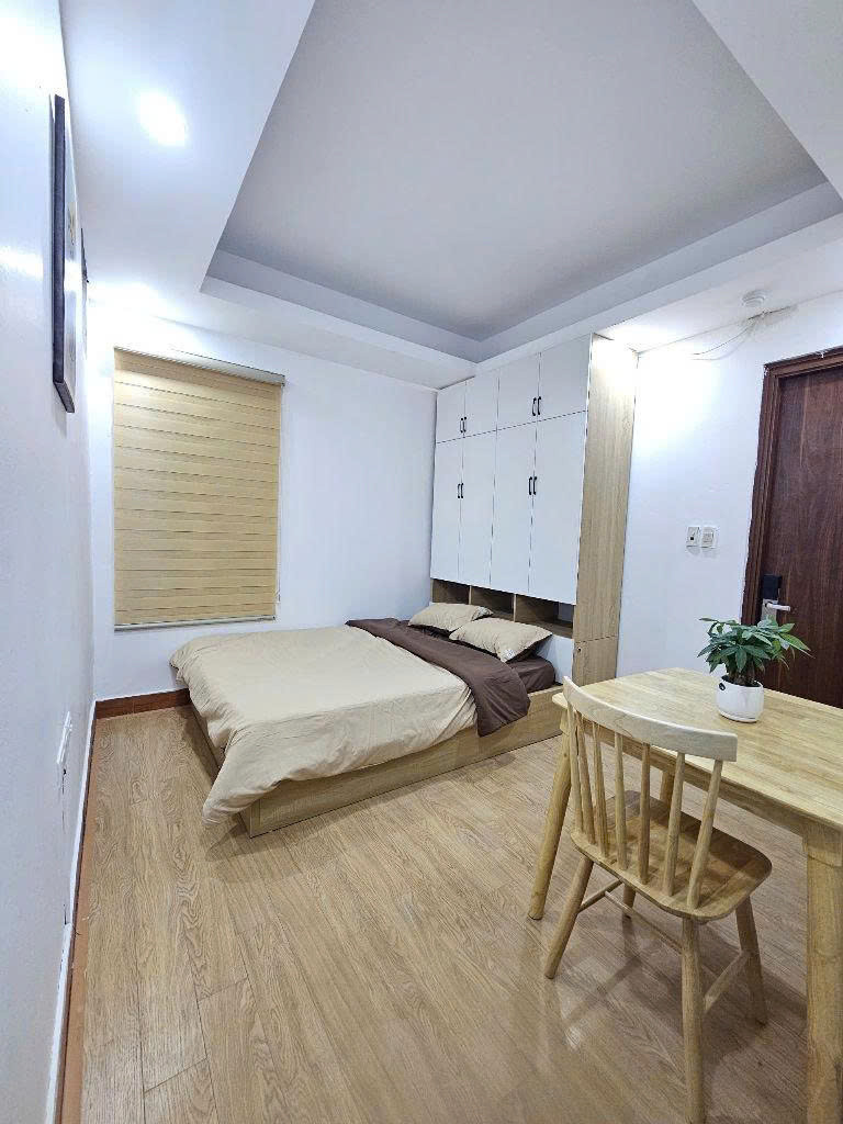 12a 🌹.    HD 6 tháng.   

🏢67 Linh Lang - Ba Đình

🍁Trống tầng 7

💸 Giá 4.5tr

👉 Thang máy
👉 Dạng Studio
👉 Diện tích 30m2
       
🍀Nội thất: 
- Full Đồ như ảnh
- không chung chủ, giờ giấc tự do, có ,máy giặt chung…

🍀Phí Dịch Vụ: 
- Điện 
