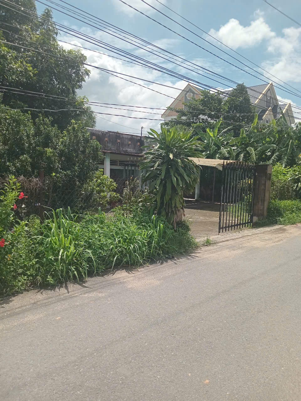 CẦN BÁN GẤP – NHÀ CẤP 4 + LÔ ĐẤT 10x35 Có Vay Bank