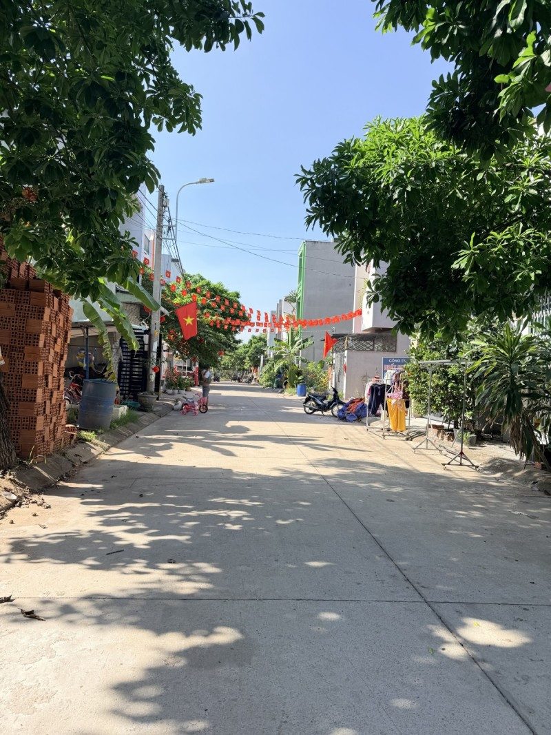 Bán Nhà Long Phước Thủ Đức - HXH - 3 Tầng - 3PN. Giá Nhỉnh 4 Tỷ