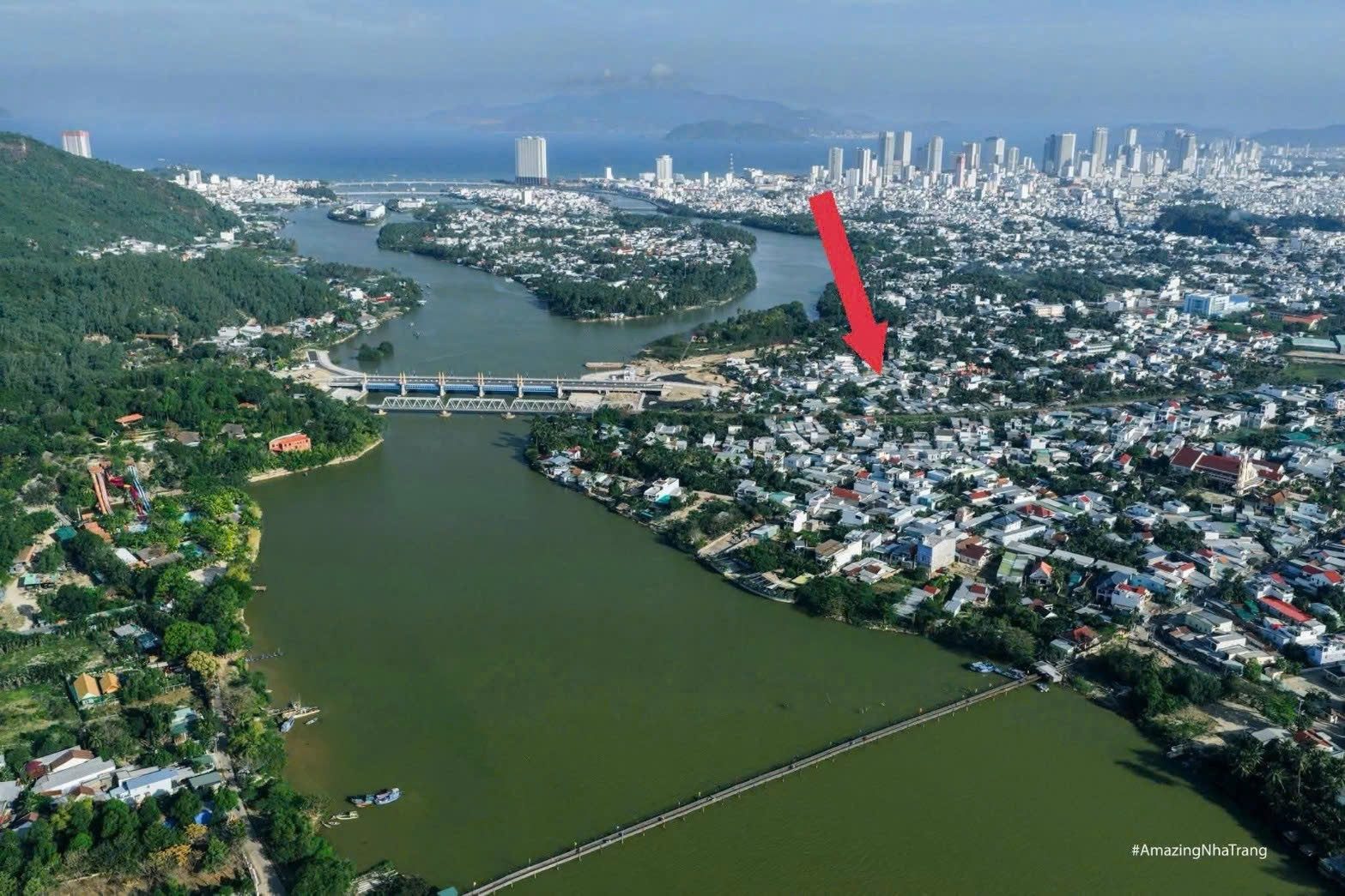 😍 CHÍNH CHỦ gửi Bán lô đất Đẹp -- 66,4m2 --- Cạnh TĐC Ngọc Hiệp, Tây Nha Trang  -- Chỉ 2 tỷ 140tr Còn Bớt .

 👉 Tặng kèm GPXD 3 tầng
• Sổ hồng riêng công chứng ngay
• Ngang 3,32m - Hướng Tây Bắc
• Đưởng 3,5 m ( quy hoạch mở rộng 6m ) ô tô đi thoải má