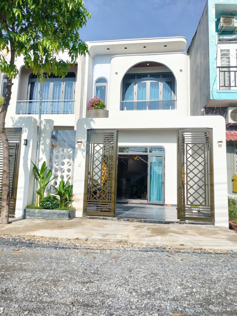 Bán nhà xây kiên cố 1T, 1L có 3 phòng ngủ, gần chợ đình