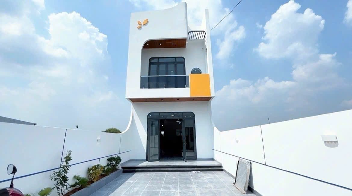 Nhà mới tinh có 3 phòng ngủ, sổ hồng sẵn, dọn vào ở ngay