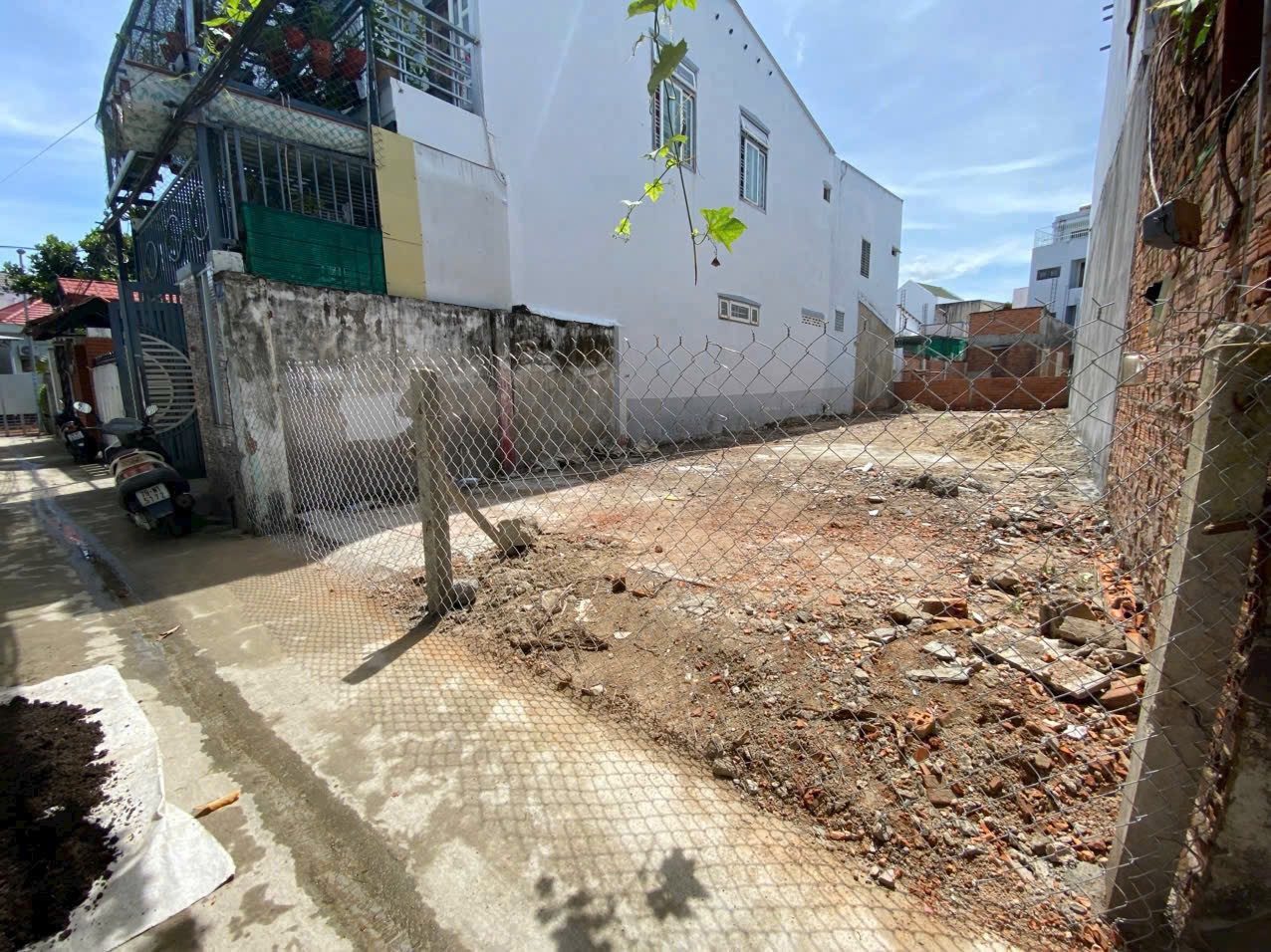 🔥Bán đất tặng GPXD nhà 3 tầng, hẻm Lương Định Của - Ngọc Hiệp  👉giá chỉ: 2 tỷ 490 triệu
📍Vị trí : đường hiện trạng 3m, cách đường Lương Định Của chỉ 60 m, chợ Ngọc Hiệp 200m, cạnh SIÊU THỊ GO