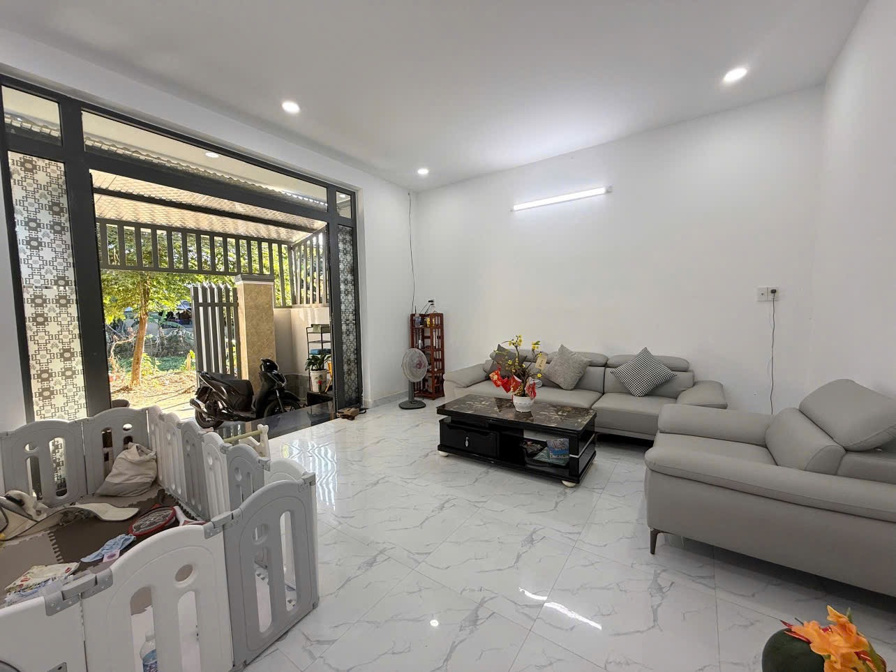 Nhà 2 tầng hẻm ô tô Lương Định Của Ngọc Hiệp Nha Trang chỉ với 3,5 tỷ 
- Diện tích: 80m2 (ngang 5m nở hậu 6m)
- Nhà 2 tầng: 2 Phòng ngủ, 1wc, phòng khách rộng, bếp, phòng thờ, sân rộng, ban công. ô tô đậu trước nhà