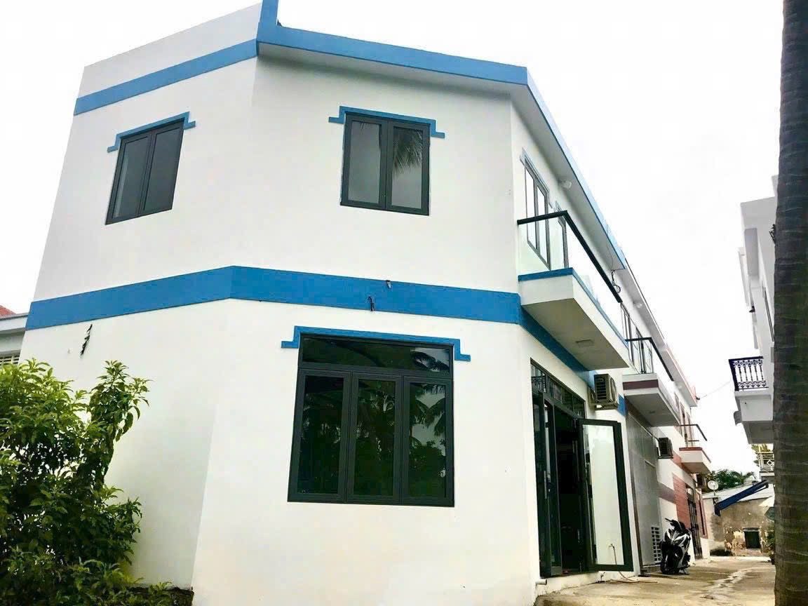 BÁN NHÀ 2 TẦNG MỚI – HẺM 150
đường luong định của, phường tây nha trang.
* Nhà mới 100%, full nội thất cao cấp, vào ở ngay.
* Nhà 3 phỏng ngủ (có phòng ngủ trệt) – 3 toilet – phòng thờ riêng, nhà 2 mặt tiền thoáng mát .
* Gần TĐC Ngọc Hiệp, quy hoạch 