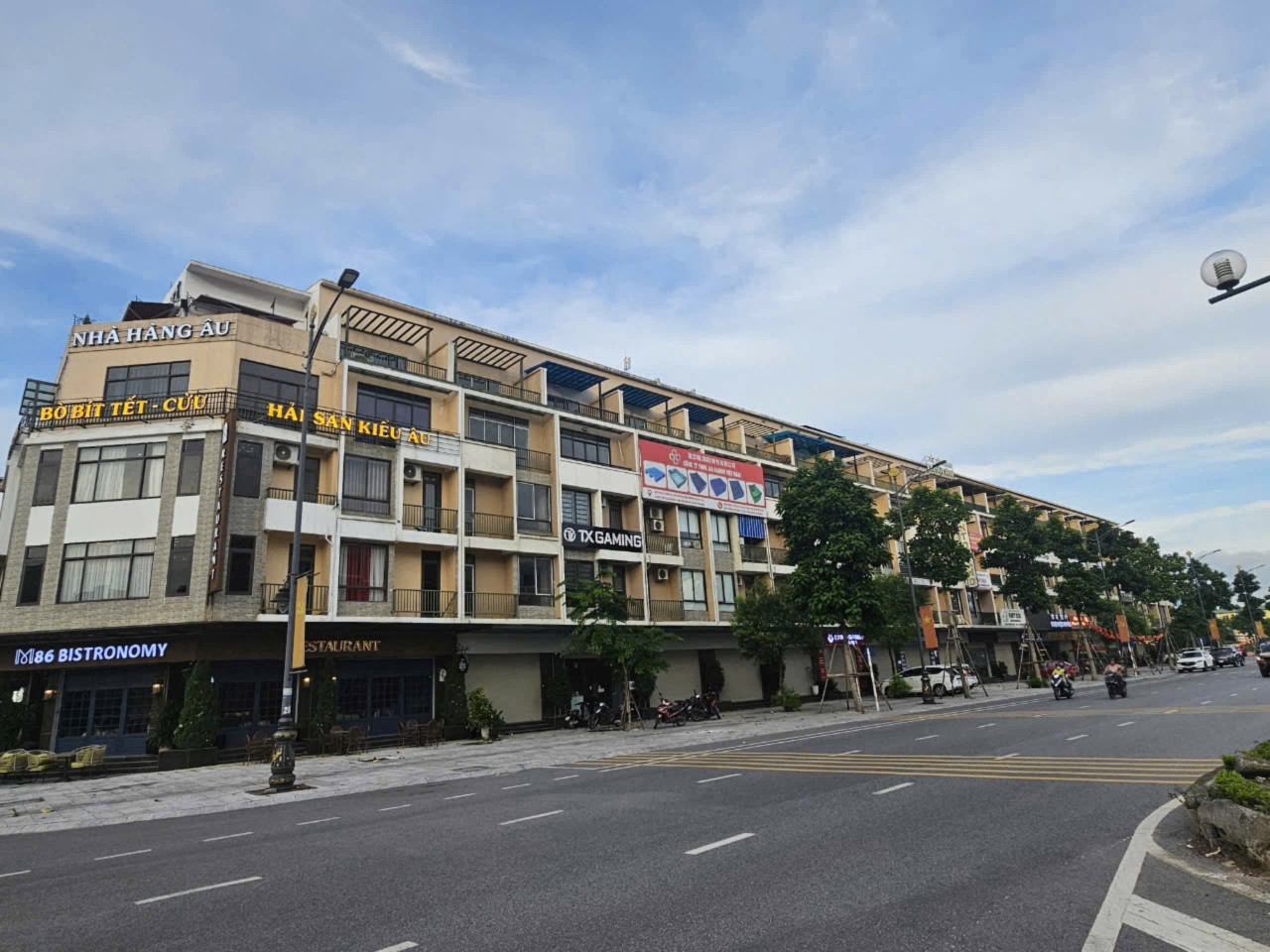 Bán căn shophouse 5 tầng xây thô. Khu hud-B. mặt đường lý anh tông. Diện tích 90m mặt tiền 5m hướng tây nam. Phường võ cường tỉnh bắc ninh