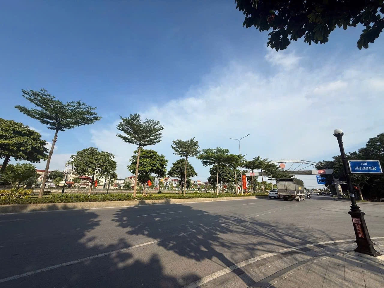 Bán 130m đất. Nhìn hồ và cạnh siêu thị dabaco. Mặt đường lý thái tổ. Phường từ sơn bắc ninh