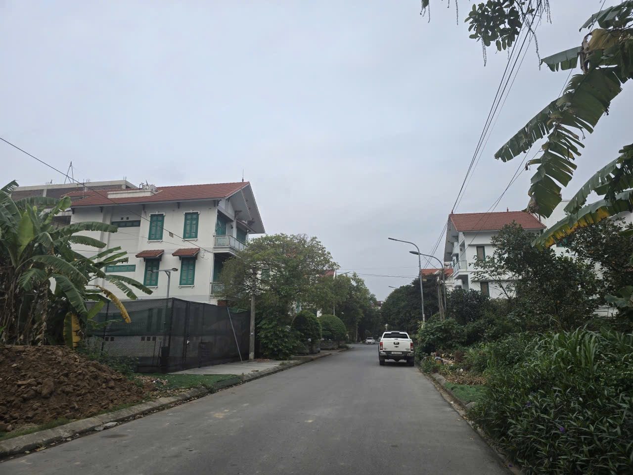 Bán đất biệt thự dãy OBT4 khu đô thị đại hoàng long. Mặt đường lý thánh tông. Diện tích 345m mặt tiền 15m hướng đông nam. Phường võ cường tỉnh bắc ninh