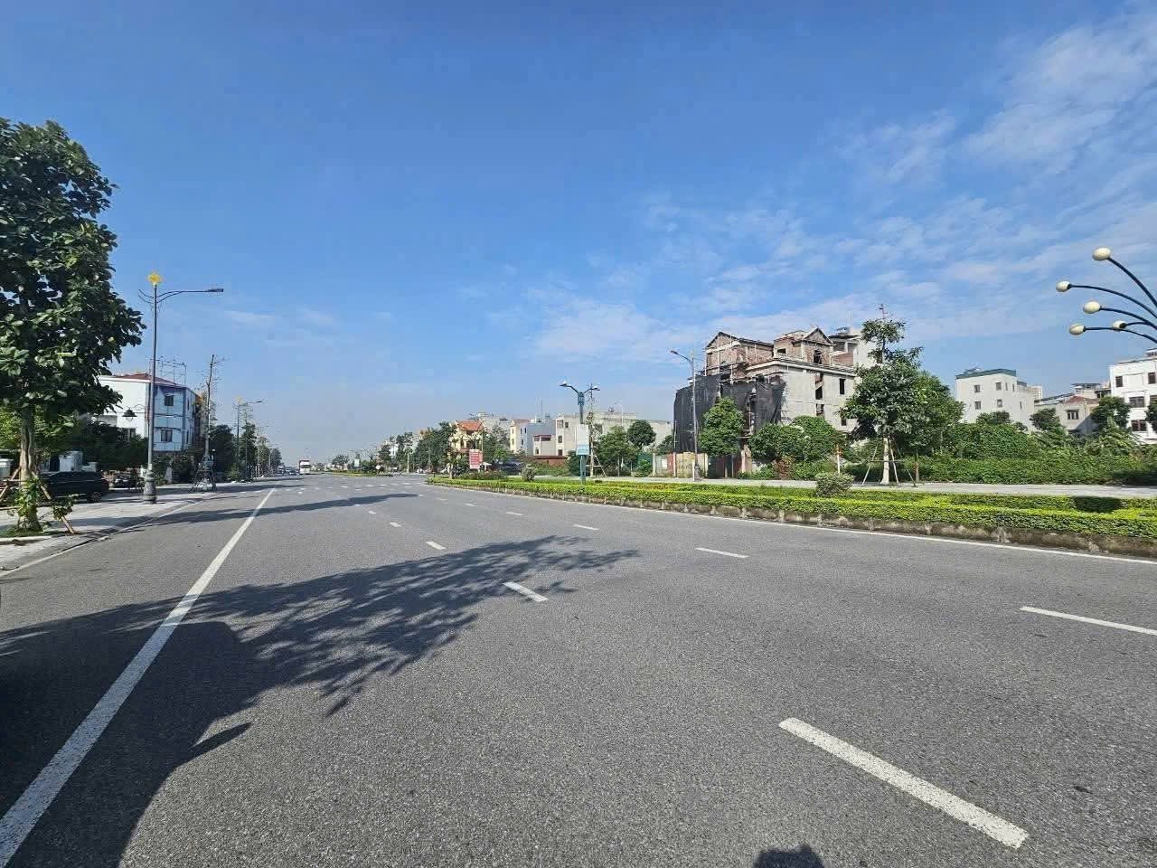Bán đất biệt thự KĐT đại hoàng long dãy OBT26 mặt đường lý thánh tông rộng 53m. Thông 2 đầu. Diện tích 270m mặt tiền 15m hướng tây bắc & đông nam. Phường võ cường tỉnh bắc ninh
