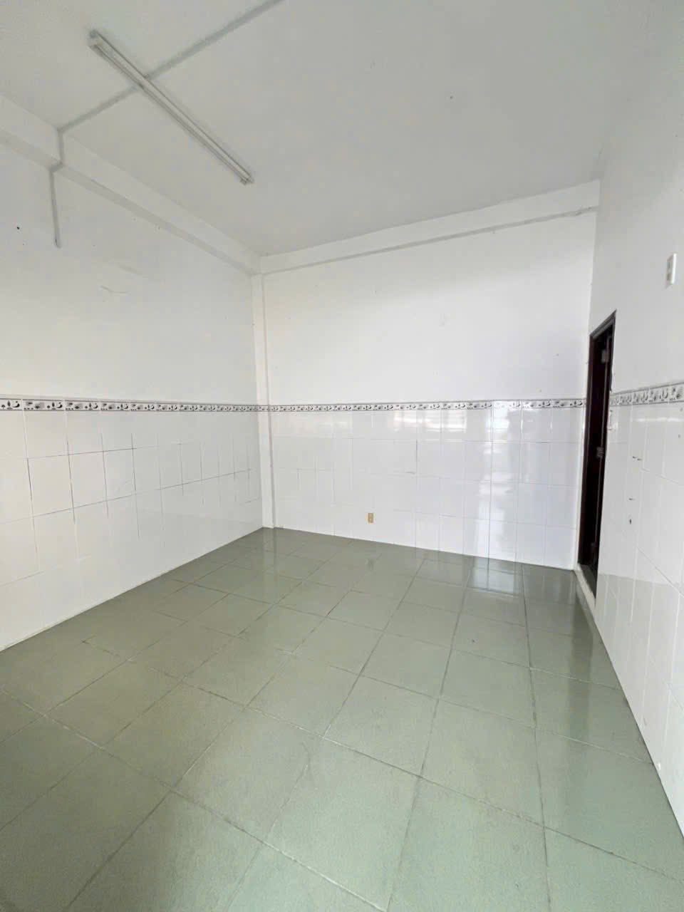 Cho thuê mặt tiền lý tự trọng ngang hơn 7m gần công viên lưu hữu phước