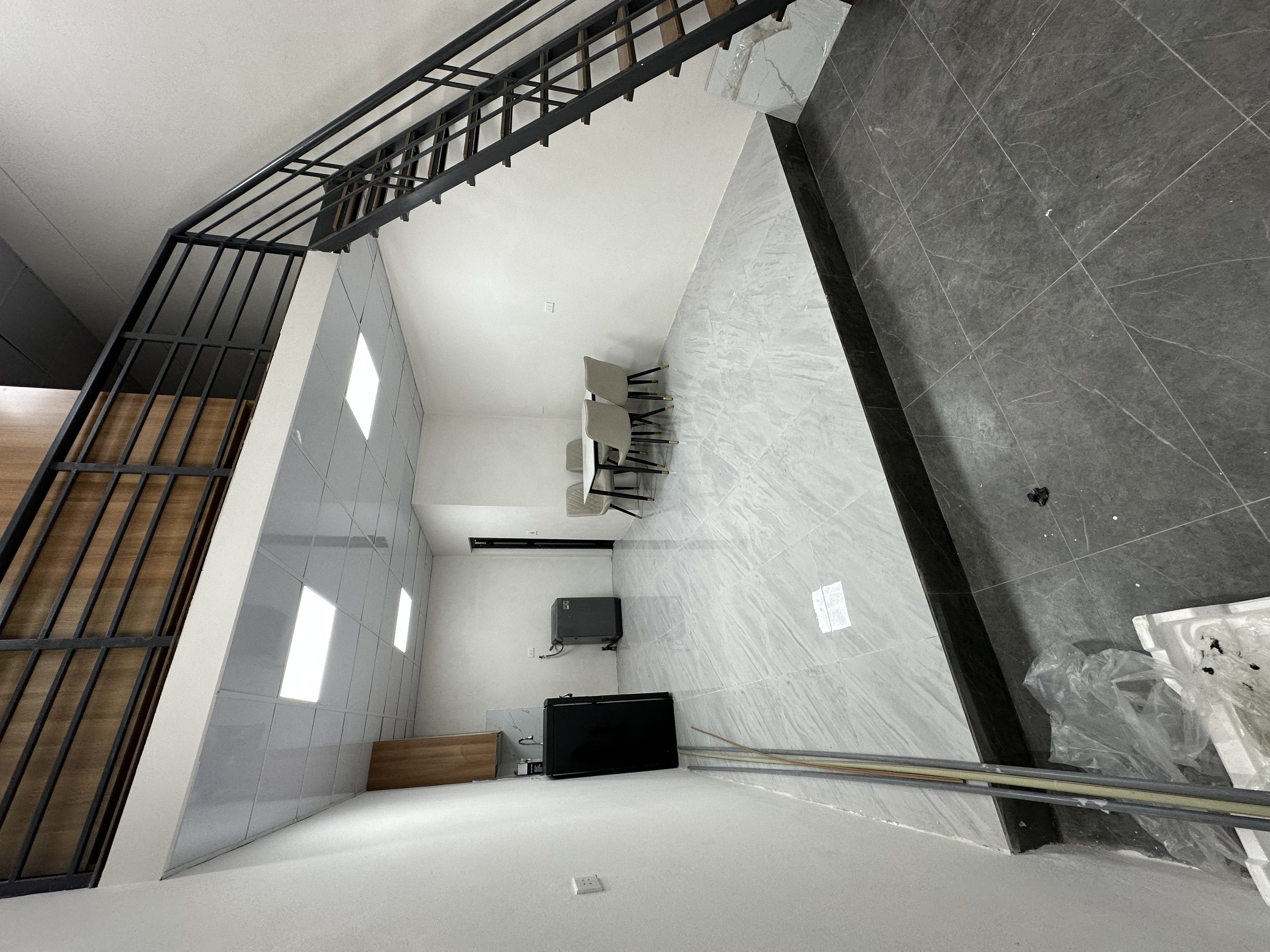 📐 Diện tích: 65m²
 • Tầng dưới: 40m² (phòng khách + bếp + WC)
 • Gác lửng: 25m² (phòng ngủ)

📍 Vị trí vàng: Ngõ 126 Hồ Tùng Mậu – Cầu Giấy
 • Trục Hồ Tùng Mậu – Xuân Thủy – Phạm Văn Đồng, gần ga Metro Nhổn – Cầu Giấy
 • 3p-7p đi bộ ra ĐH Thương Mại,
