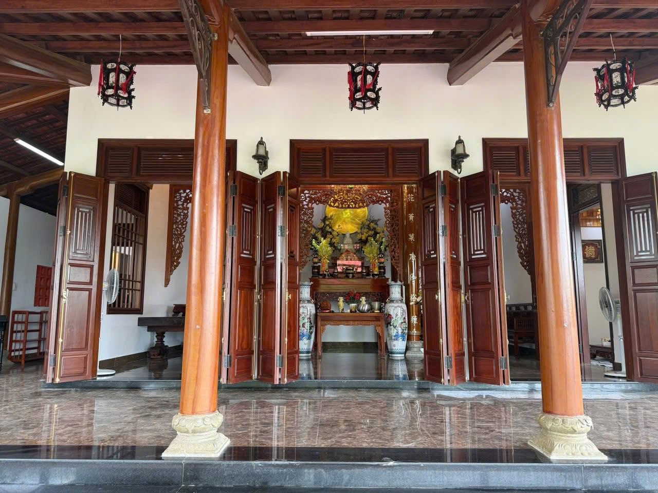 🌿 Nhượng lại căn nhà tâm huyết cho ai hữu duyên – không gian sống an yên 🌿
👉Vị trí: Châu Chữ, Thủy Bằng – nay là phường Thủy Xuân, TP. Huế. Gần lăng vua Khải Định, cách trung tâm TP chỉ khoảng 10 phút lái xe.
👉TỔNG QUAN TÀI SẢN
 • Diện tích: 535m² (nga