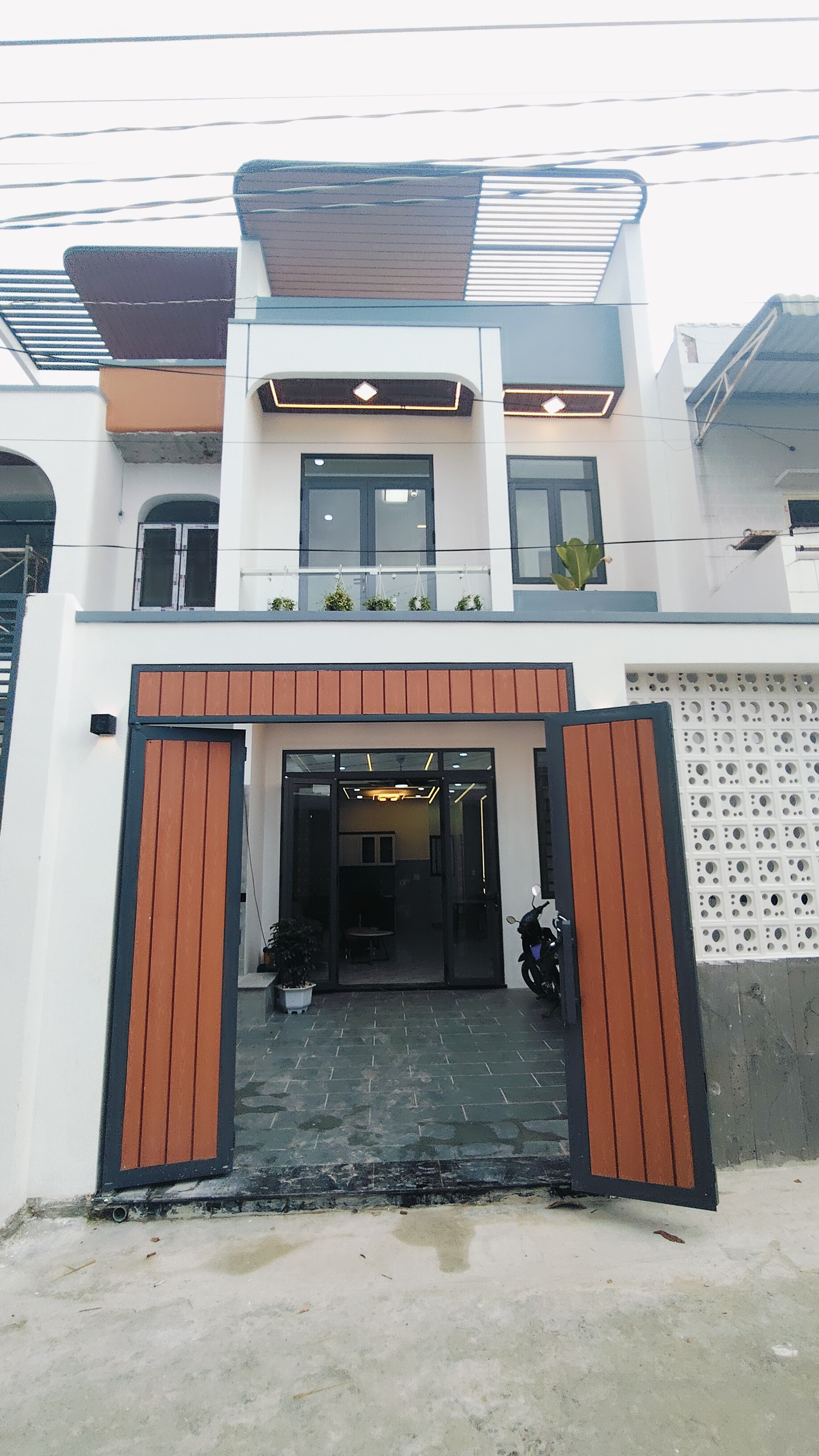 Nhà mới sổ hồng riêng đã hoàn công có 3 phòng ngủ 3 WC thiết kế hiện đại vị trí dân cư đông đúc, cách ngã ba Mỹ Hạnh 100m đi về cầu lớn Hóc Môn 2km LH: 0961 359 289 gặp Phát Đạt xem nhà ạ