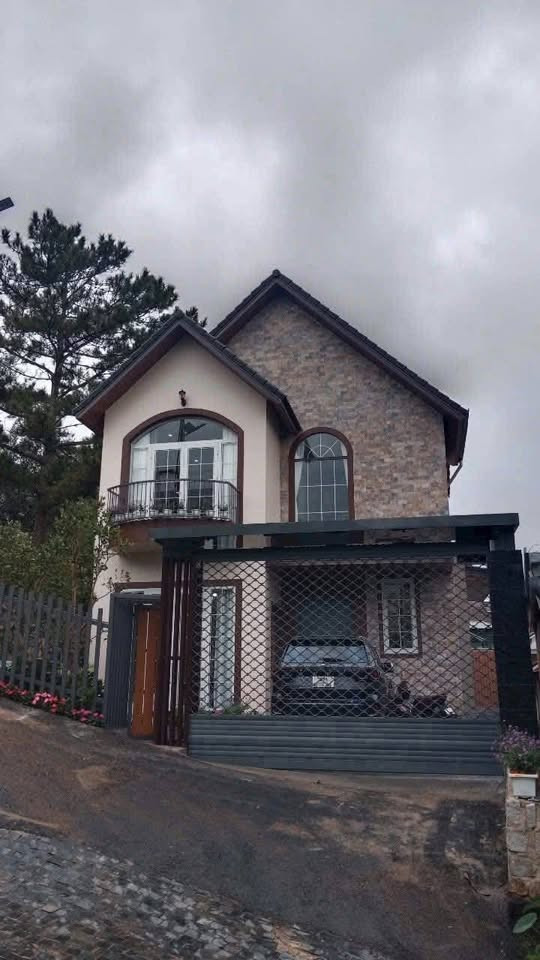 Cần Tiền  Bán gấp  Căn Biệt Thự  Đẹp  Đà  Lạt  2025 đường   Nam Hồ,  200m2