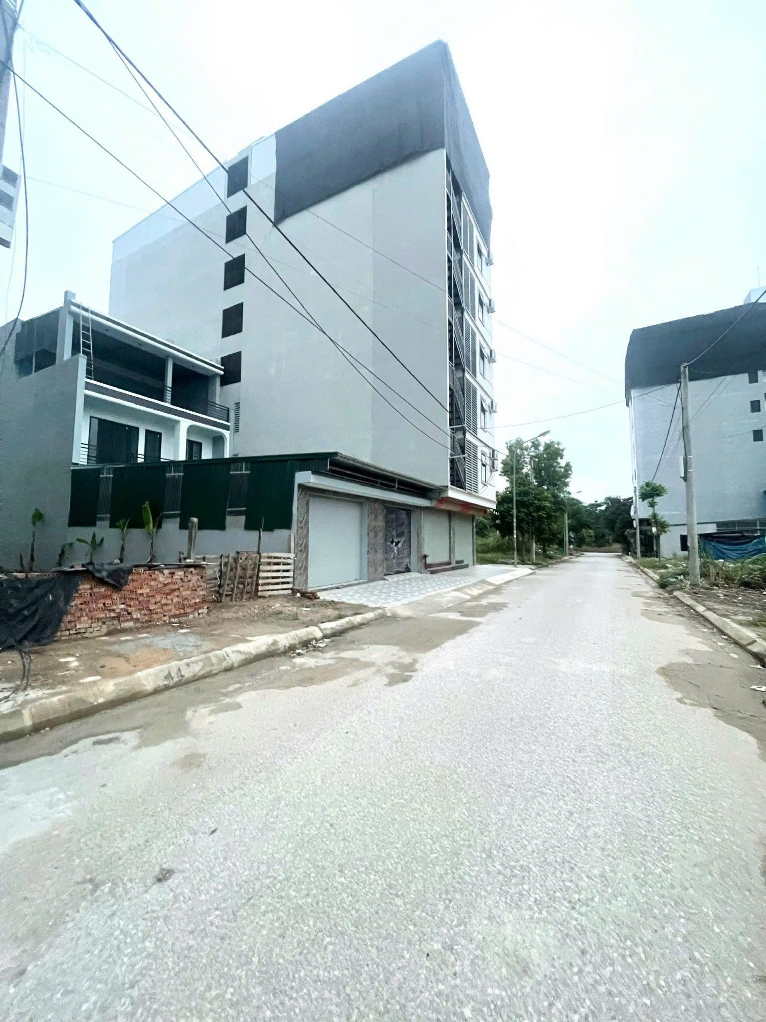 TIẾC NHƯNG PHẢI BÁN MẢNH ĐẤT ĐẸP CHƯƠNG MỸ

Do cần tiền gấp nên bán nhanh mảnh đất 80m².
Mặt tiền rộng, đường trục chính xã, khu dân trí cao.
	•	2–3 phút ra chợ, trường học
	•	15 phút tới Bến xe Yên Nghĩa

📕 Sổ đỏ Hà Nội, chính chủ.