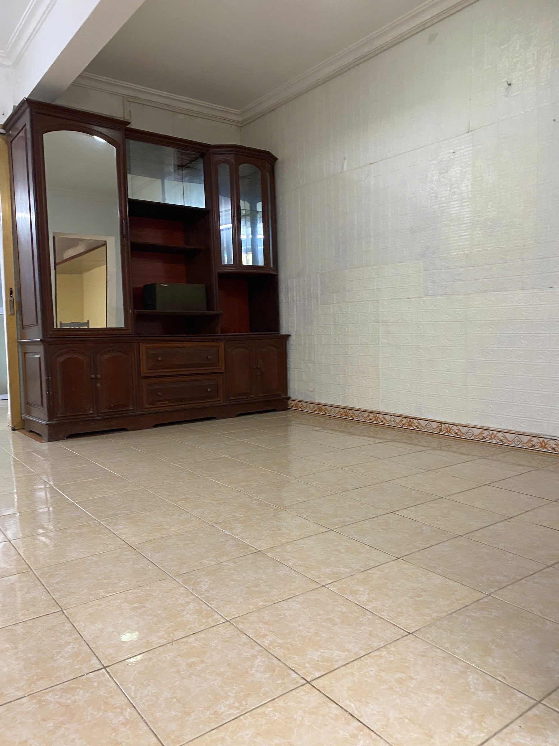 Cần cho thuê căn hộ tập thể tầng 1 Nghĩa Tân 75 m2, 2 ngủ, 9 triệu