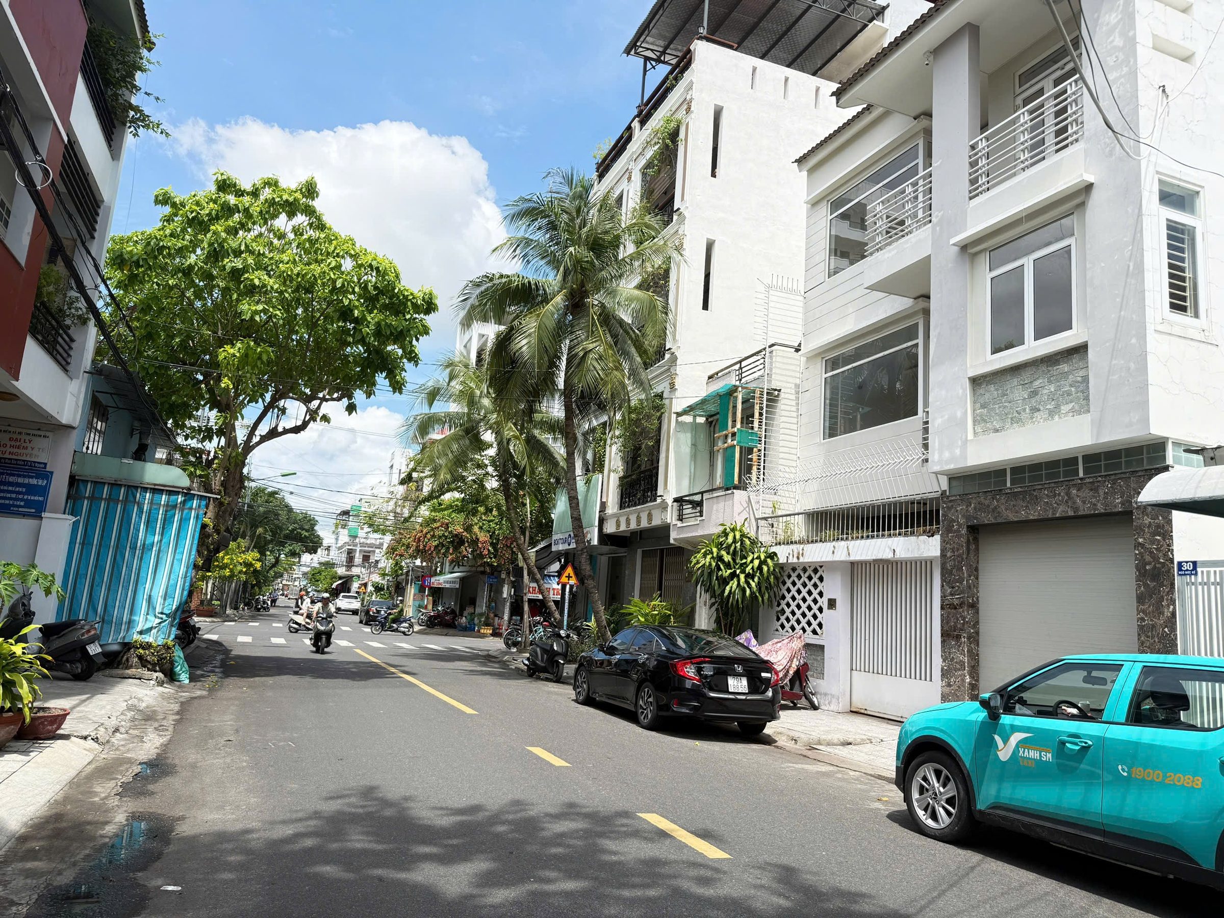 Nhà Ngô Đức Kế khu bàn cờ TTTP Nha Trang ngang 9,8m siêu hiếm.
- Diện tích: 194m2  nhà 3 tầng phù hợp nhiều loại hình kinh doanh.
- Vị trí đẹp ngay trung tâm phố hàn khách du lịch đông đúc sầm uất, cách biển 900m