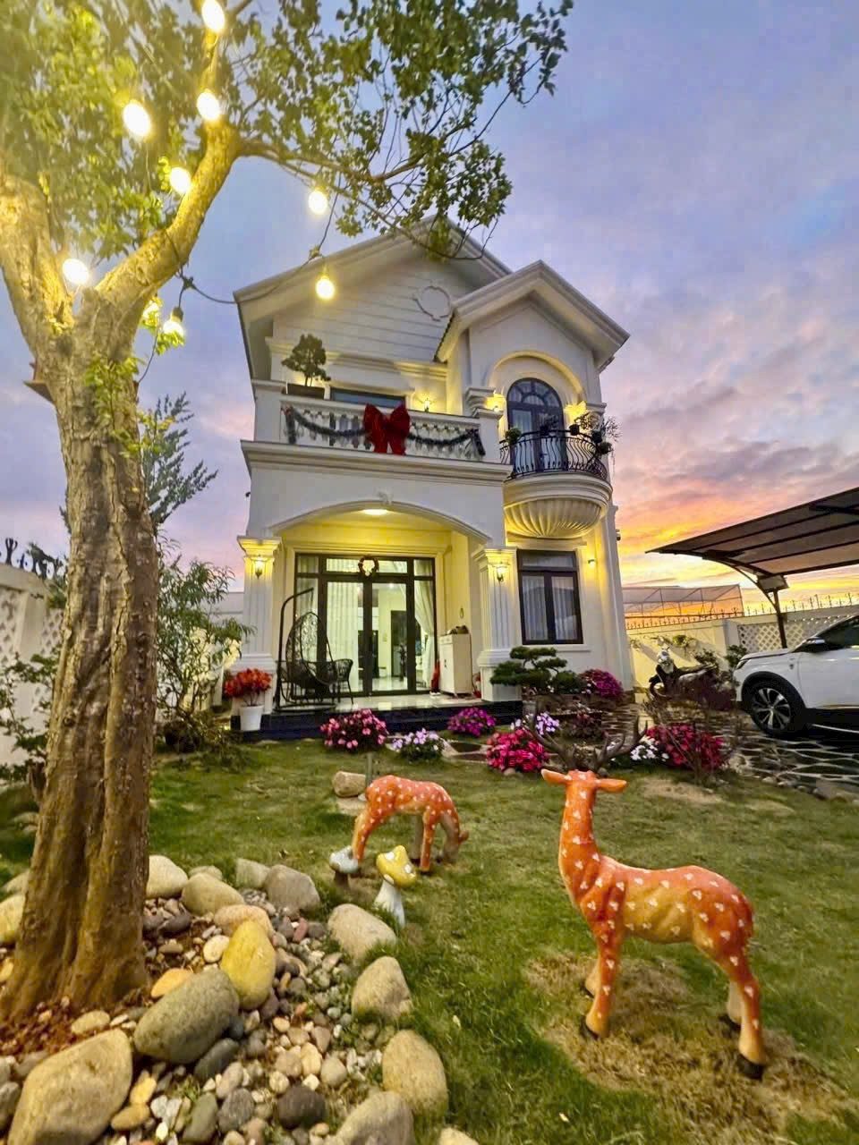 Định cư Mỹ cần bán căn villa đẹp vừa mới xây xong. cạnh KDL thung lũng tình yêu đường sá rộng bằng phẳng khu yên tĩnh và an ninh cao