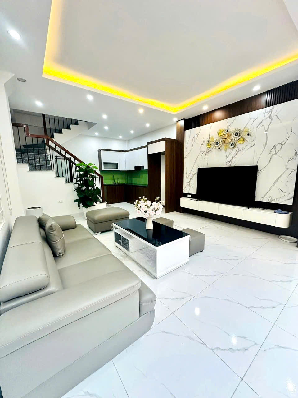 Cho thuê nhà nguyên căn, thoáng 3 mặt, hướng Đông Nam, 4 tầng, full nội thất, gần trường, chợ, chung cư Tecco, Vin Olympic mới khởi công