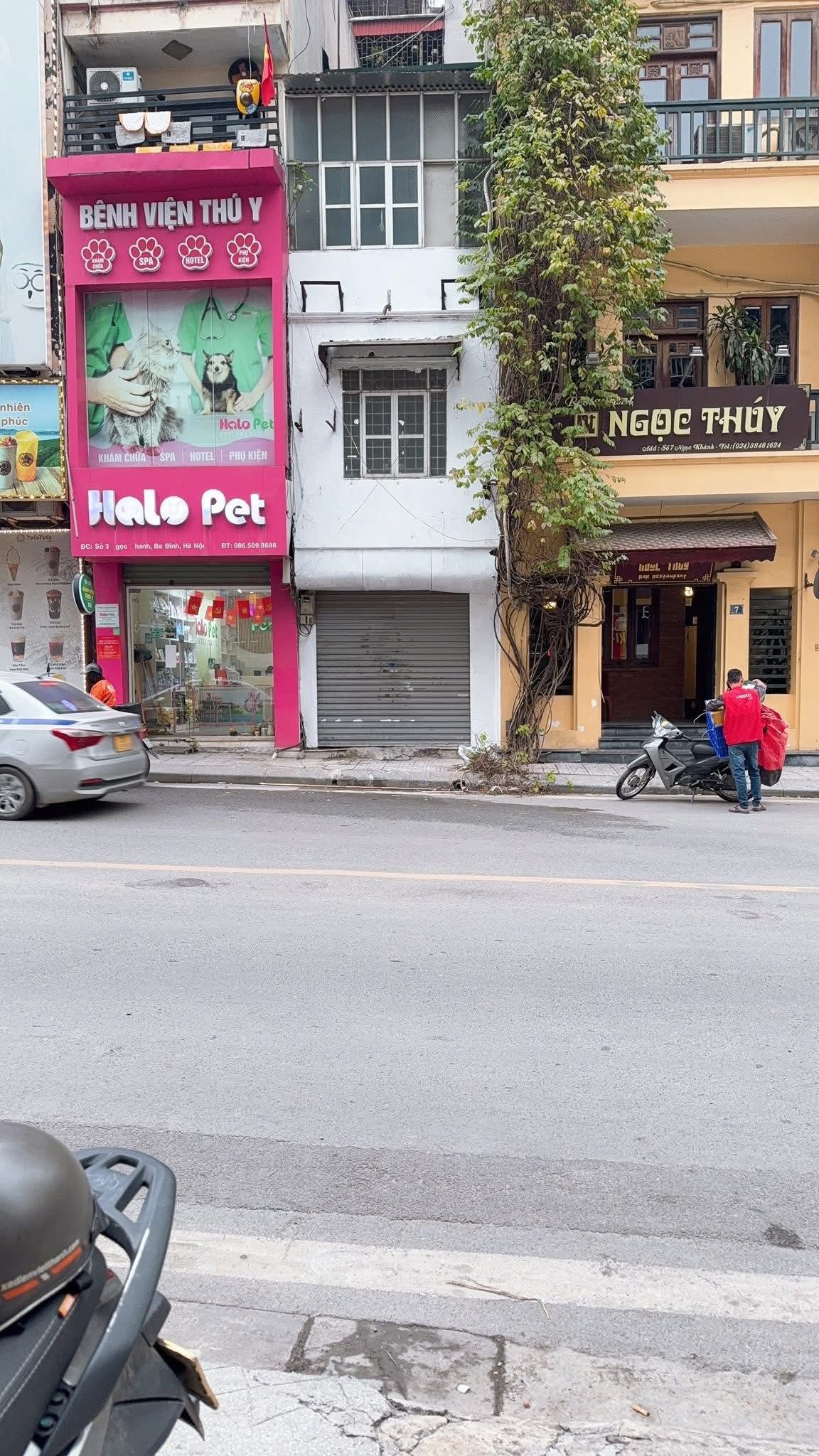 Mình chủ nhà cần bán Nhà mặt phố số 5 Ngọc Khánh vỉa hè rộng kinh doanh đỉnh ô tô tải tránh vị trí đẹp nhất phố.

Nhà 3,5 tầng mình xác định bán đất tặng ￼nhà

Diện tích sổ: 27m², thực tế 37m². Sổ vuông đẹp nở hậu Mặt tiền hơn 3m.

Mặt tiền thoáng,