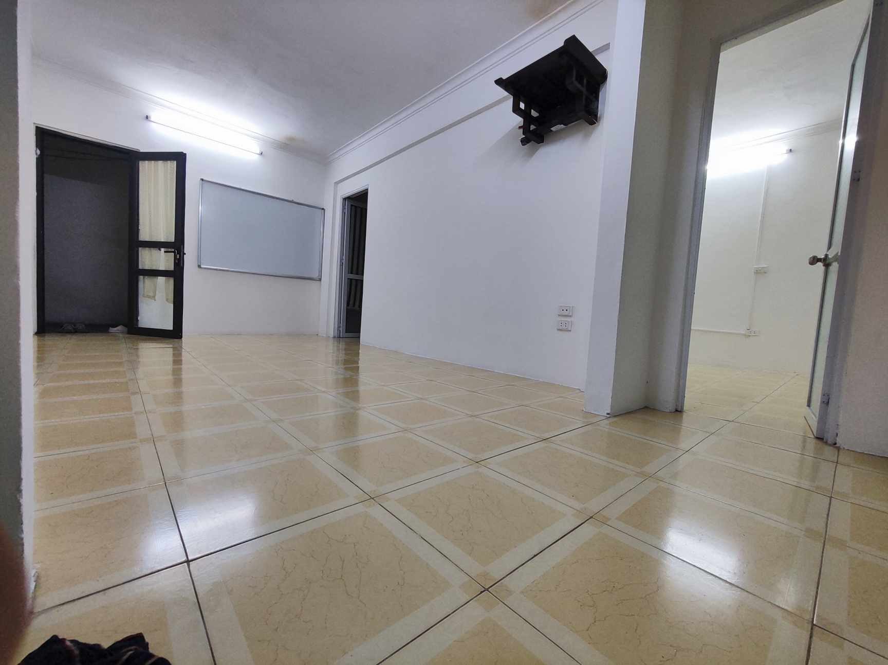 CHO THUÊ CĂN HỘ TẬP THỂ NGỌC KHÁNH, BA ĐÌNH, NHÀ ĐẸP 3 MẶT THOÁNG, Ô TÔ ĐỖ, 6 TRIỆU