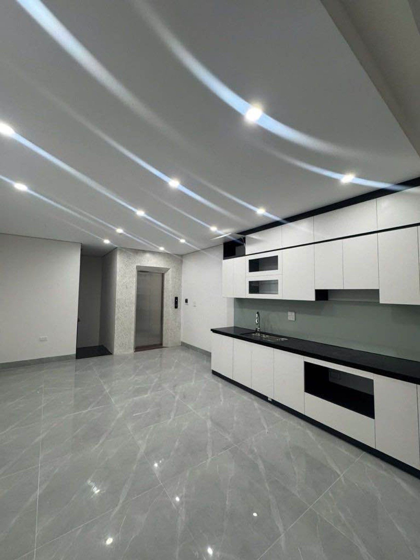 Nhà mới 5 tầng có thang máy đẹp Long lanh phố Ngọc Trì, diện tích 51m2 mặt tiền 3,8m, giao thông thuận tiện, điện đường trường trạm dịch vụ đa dạng sát nhà - 9,2 tỷ