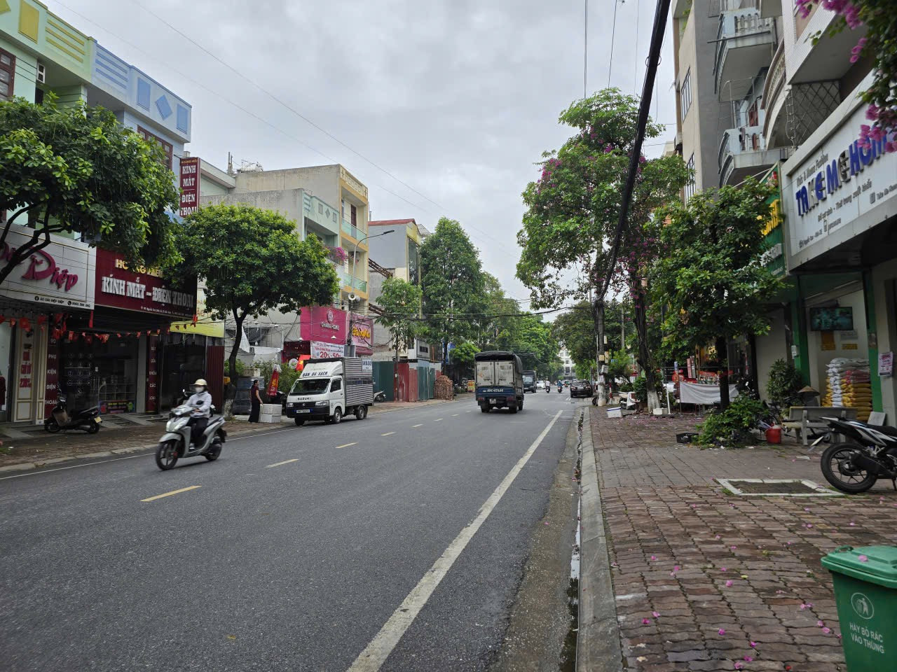 Bán nhà 4 tầng mặt đường nguyễn cao cạnh chợ đọ khu ninh xá. Kinh doanh tốt. Diện tích 88m mặt tiền 5m hướng tây bắc. Phường kinh bắc tỉnh bắc ninh