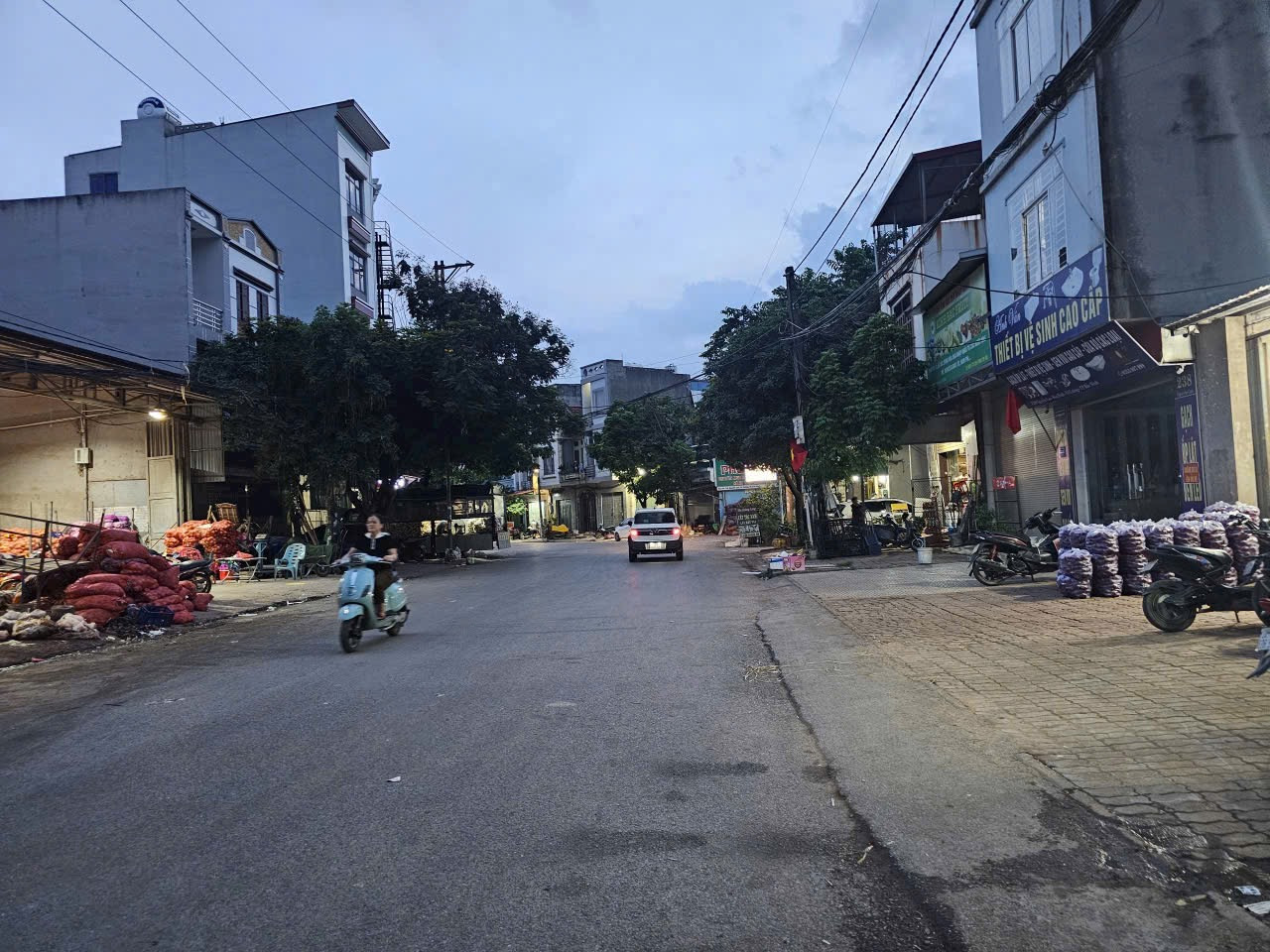 Bán nhà 3 tầng cạnh chung cư V-city. Diện tích đất 70m. Mặt đường nguyễn cao hoà đình. Phường võ cường bắc ninh