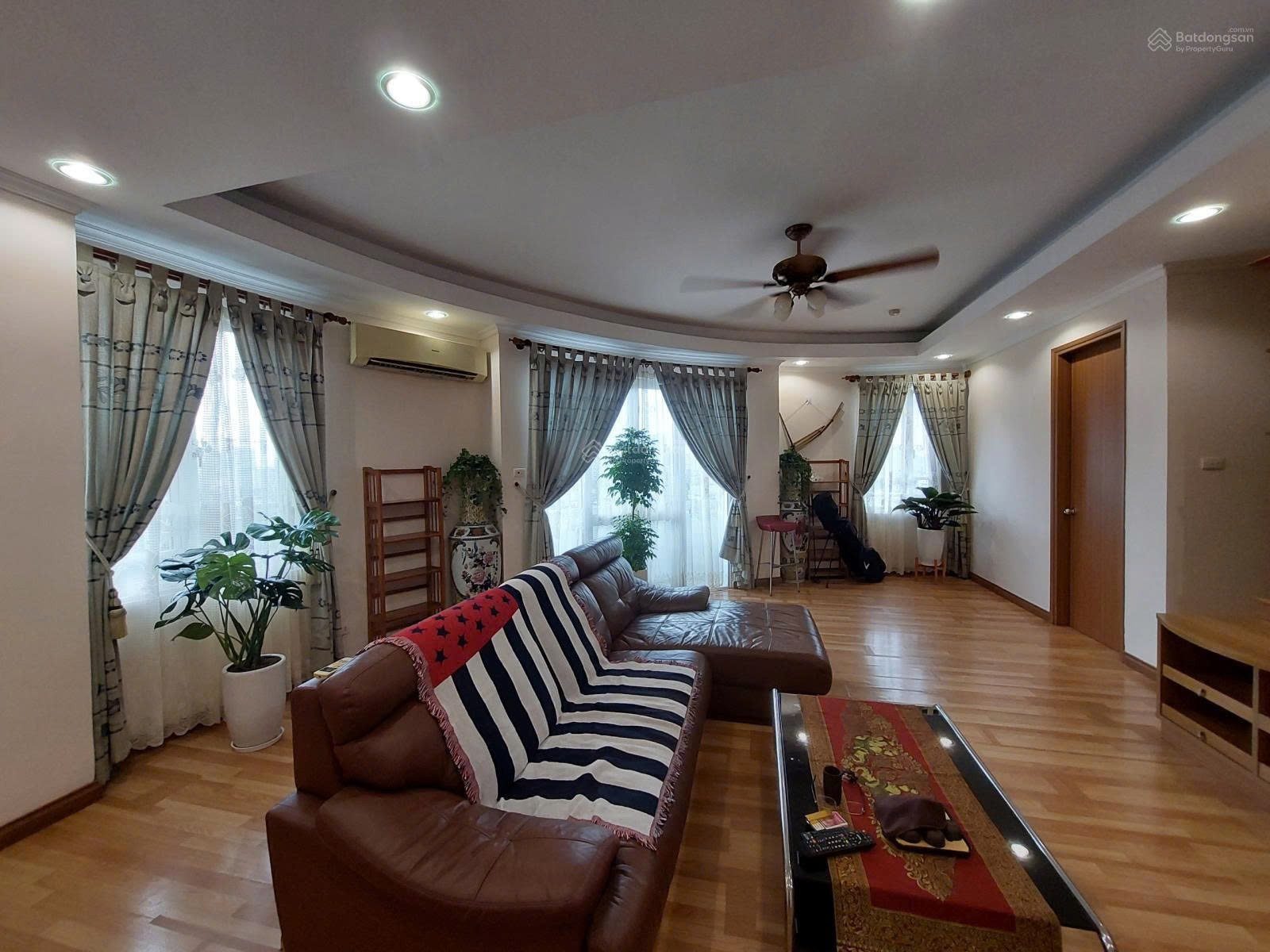 Cho thuê Căn hộ chung cư tại Đường Nguyễn Chí Thanh - Quận Đống Đa 115M² 3 Ngủ, Full Nội Thất - Giá Thuê 17tr - Nhận Nhà Ngay