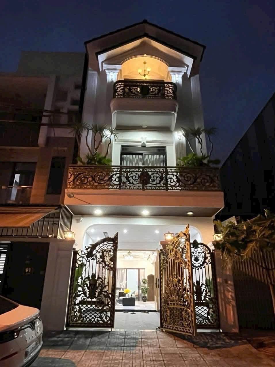 NHÀ 3 TẦNG ĐẸP MẶT TIỀN NGUYỄN CHÍCH - NHÀ ĐẸP GẦN BIỂN GIÁ TỐT