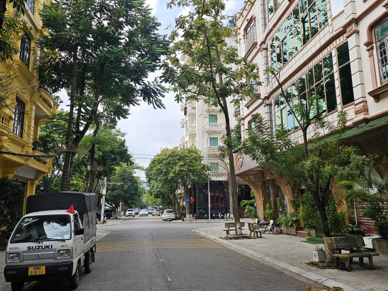 Bán nhà 3 tầng. Lô góc diện tích đất 78m. Nhìn vườn hoa. Cách 20m ra chợ suối hoa. Phố nguyễn đăng. Phường kinh bắc bắc ninh