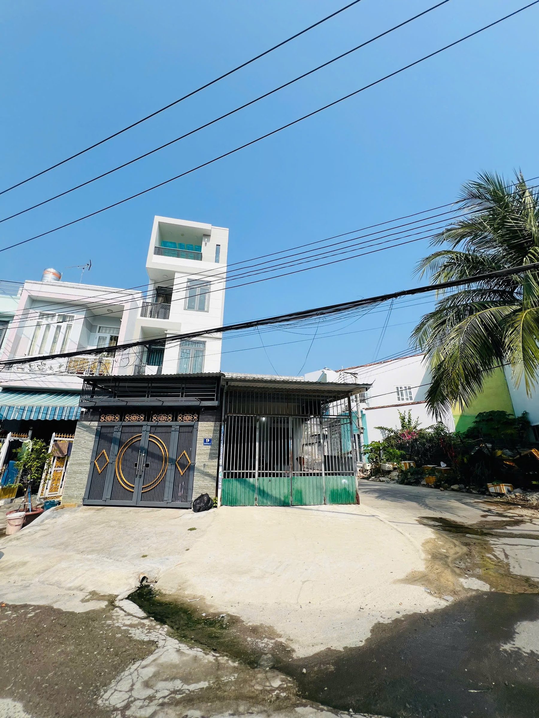 BÁN CĂN GÓC ĐƯỜNG NGUYỄN ĐỊA LÔ - TĐC HÒN XỆN - PHƯỜNG BẮC NHA TRANG
- DT: 64,2m2 ngang 4,58m 
- Nhà cấp 4 : 2 phòng ngủ, 1 toilet
- Đường nhựa rộng 13m gần chợ, trường học
- Hướng : Đông
- Pháp lý sổ hồng
- Giá bán : 4 tỷ 550 triệu