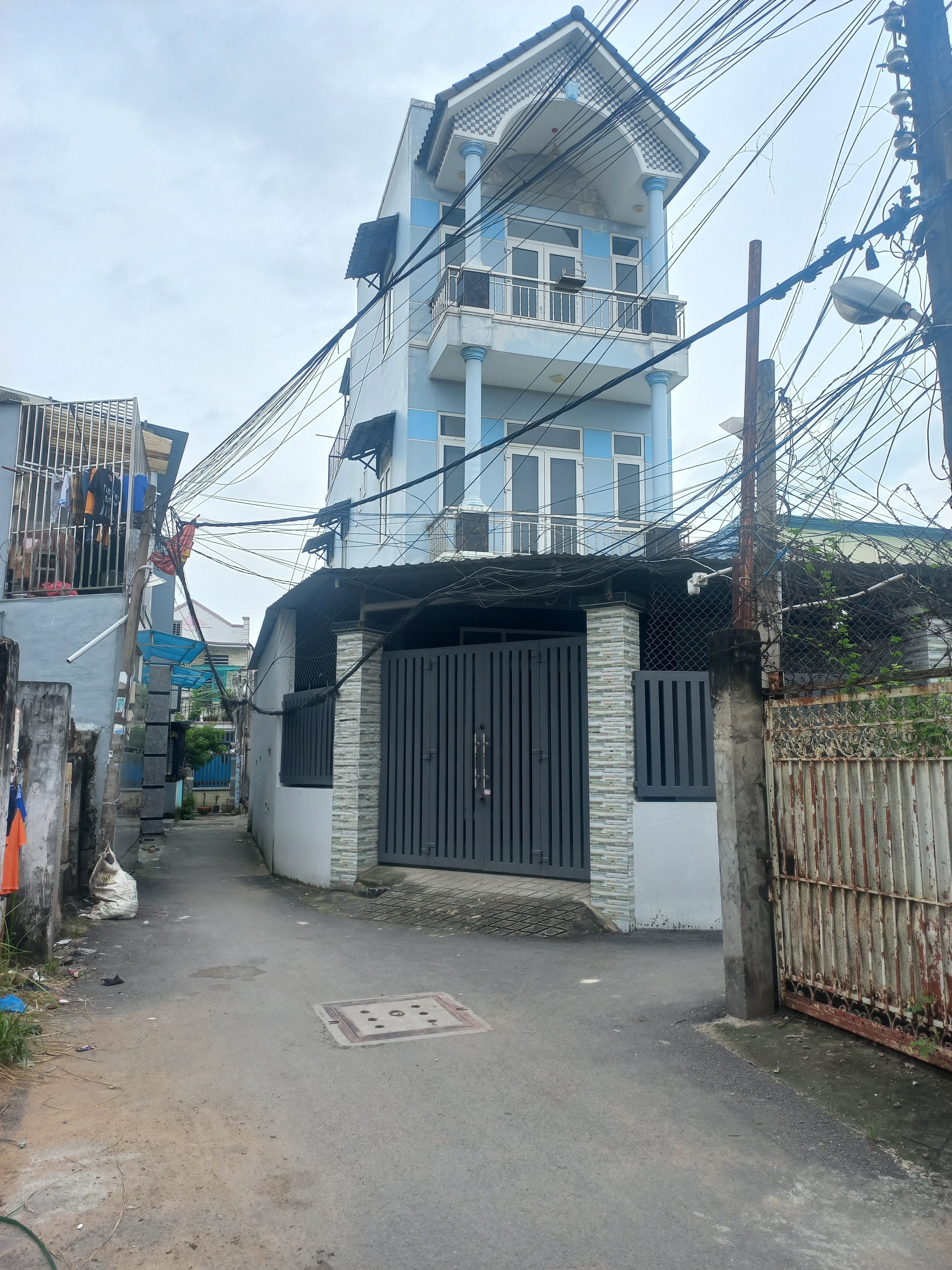 Nhà đẹp DT 110m2, căn góc 2 mặt tiền, 3 tầng, HXH, Nguyễn Duy Trinh, Long Trường, Quận 9