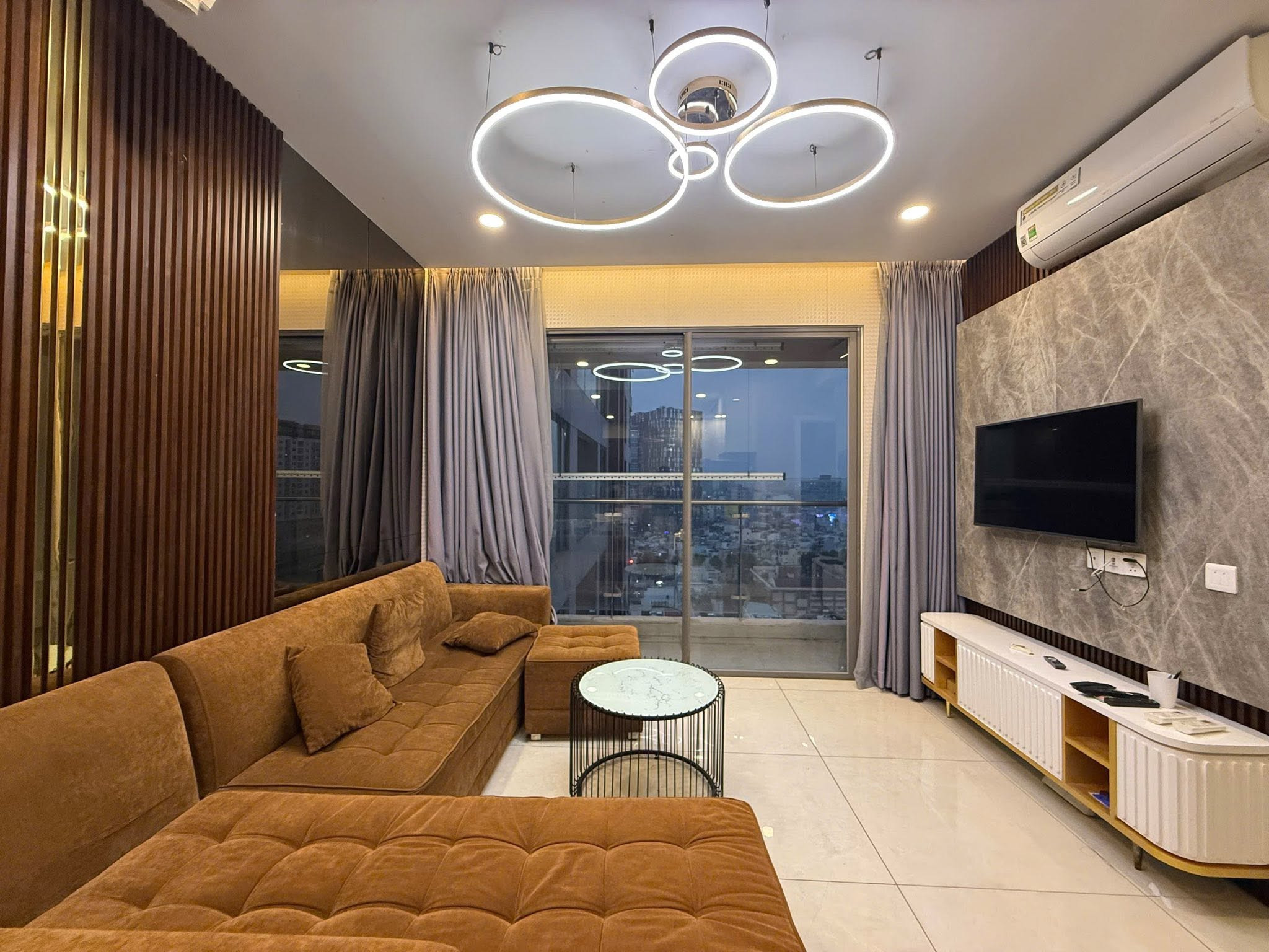Căn 2PN tầng cao Nguyên Hồng 54m2 có nội thất 2,2tỷ sổ hồng sẵn/vay 70%