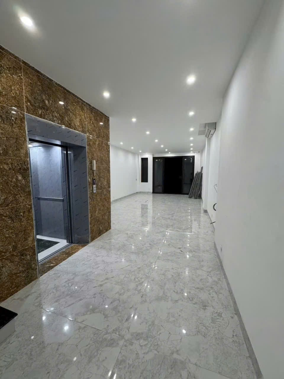 Cho Thuê Tòa Nhà Mặt Phố Nguyên Hồng - Đống Đa 70M² 7 Tầng 1 Tum - Thang Máy - Kinh Doanh VP, Showroom... Giá Thuê 70tr