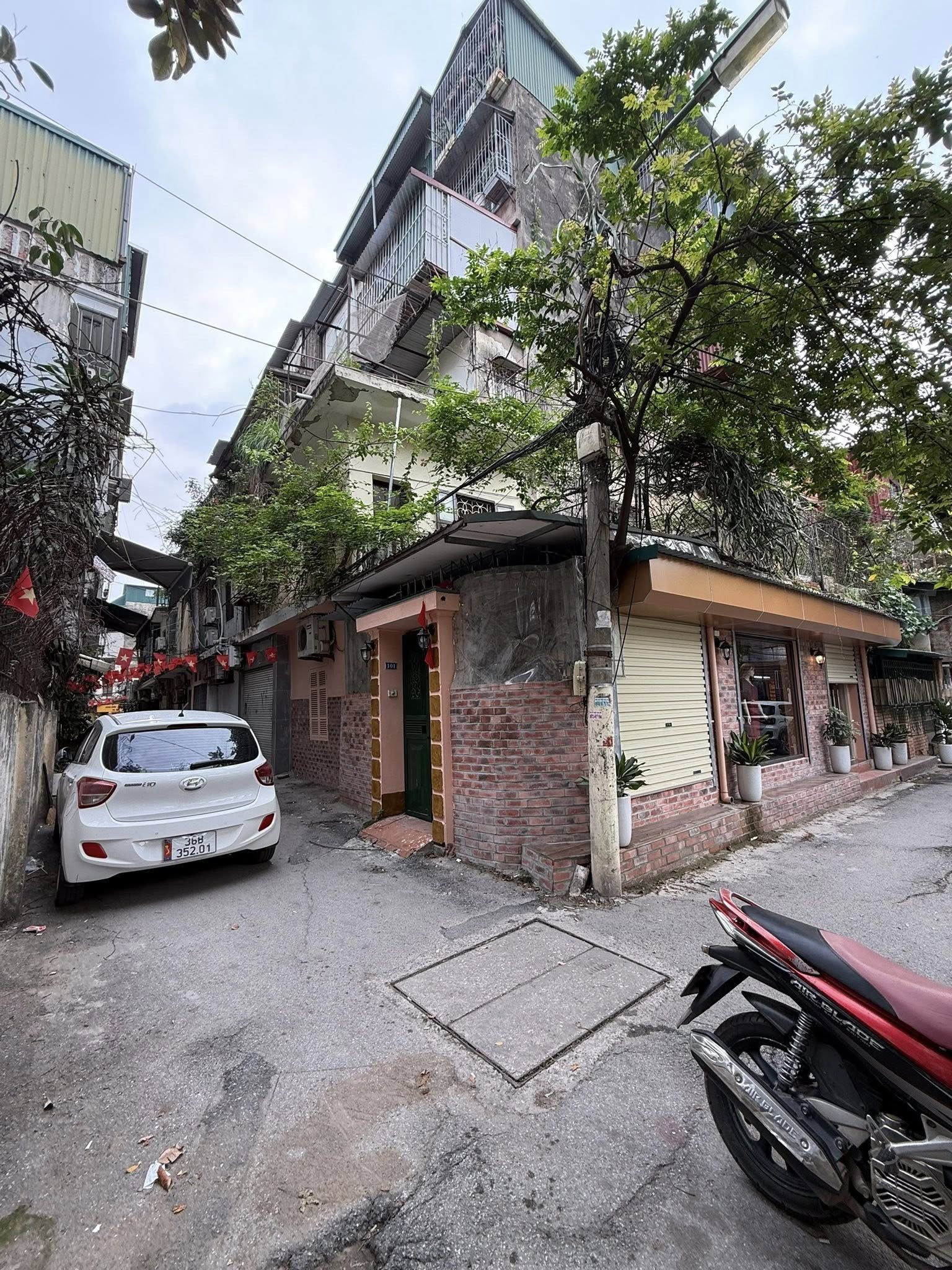BÁN NHÀ ĐƯỜNG HOÀNG NGỌC PHÁCH. 430M2 - 3 TẦNG. MT 16M.